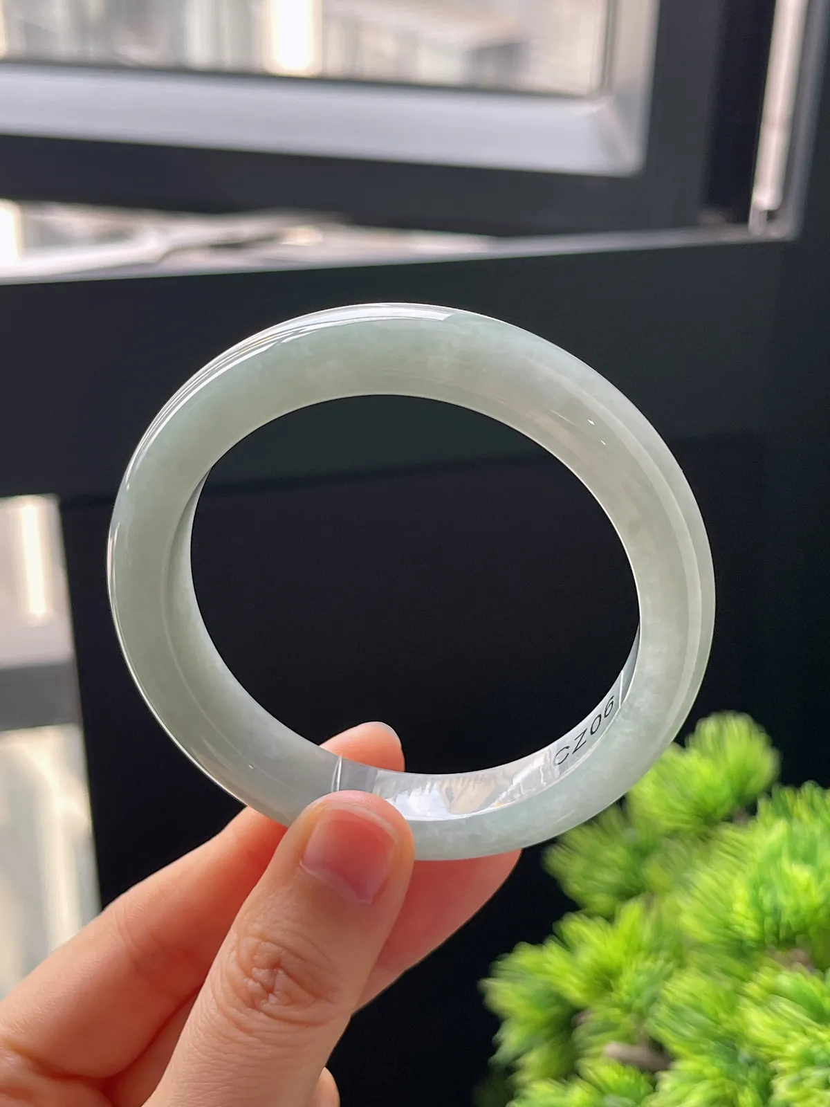 正圈55圈口，翡翠糯化种淡绿色手镯