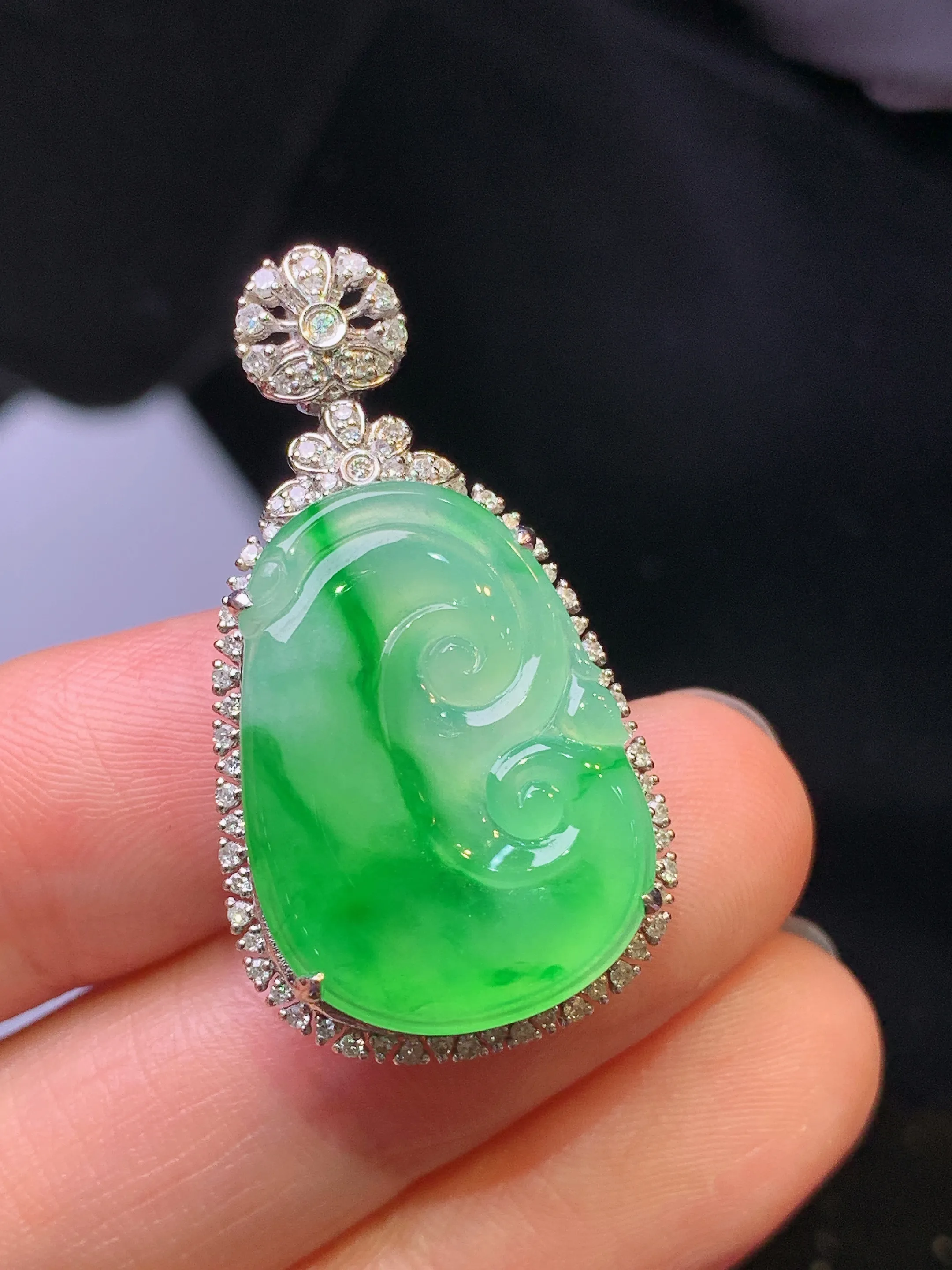 18k金钻镶嵌飘绿如意吊坠 玉质细腻 色泽艳丽清新 整体尺寸33.8*18.3*8.5