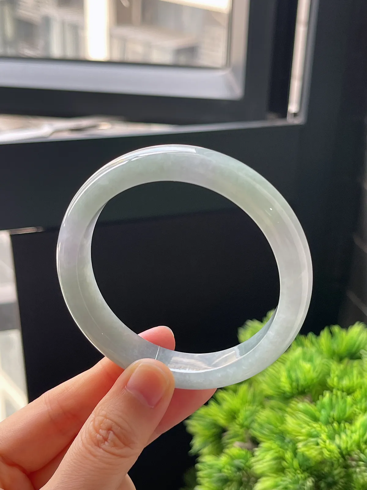 正圈56.3圈口，翡翠糯化种淡绿色手镯