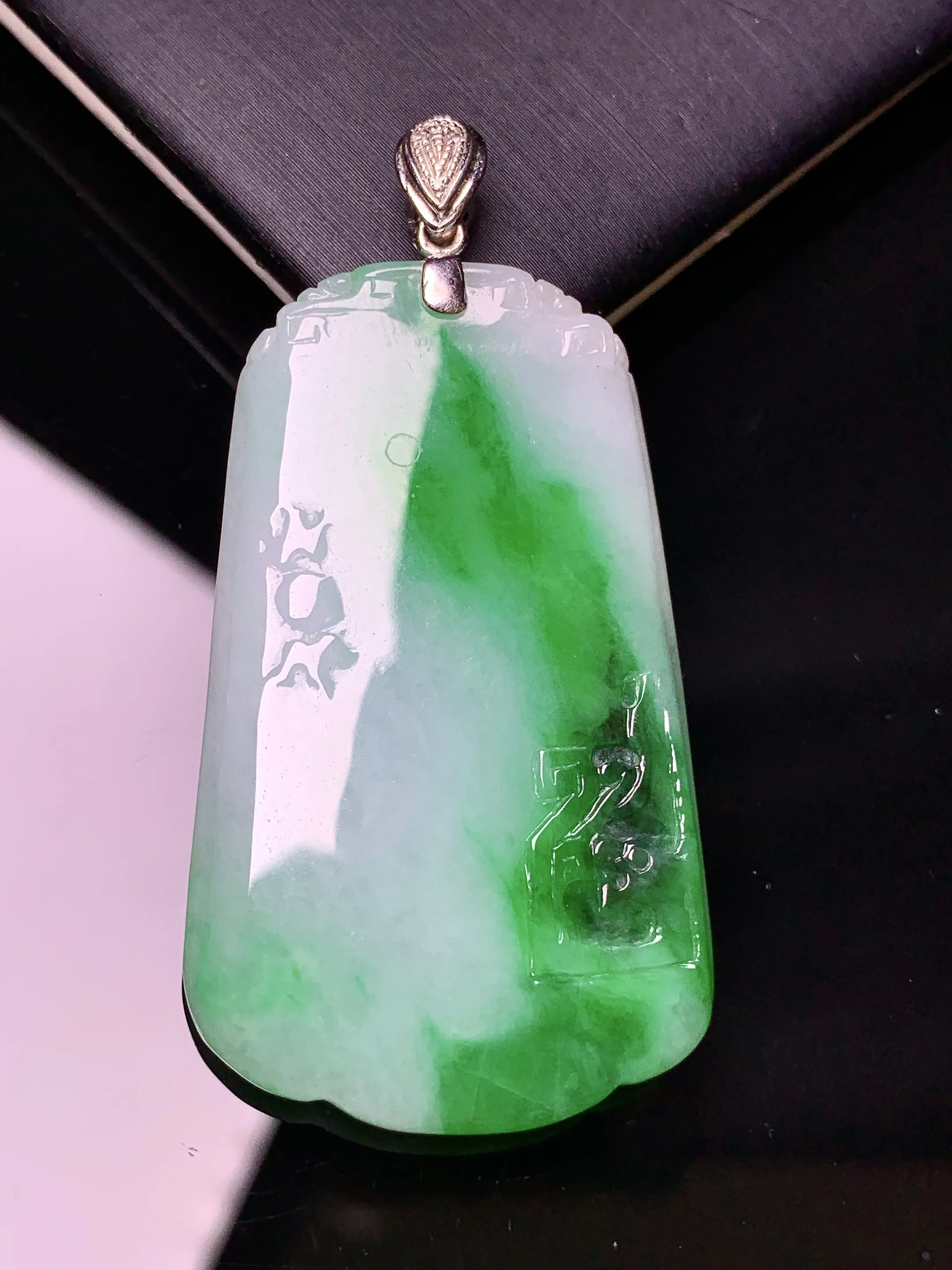 18k金钻镶嵌飘绿雕花牌吊坠 玉质细腻 色泽艳丽清新 整体尺寸51.8*26.2*4.6