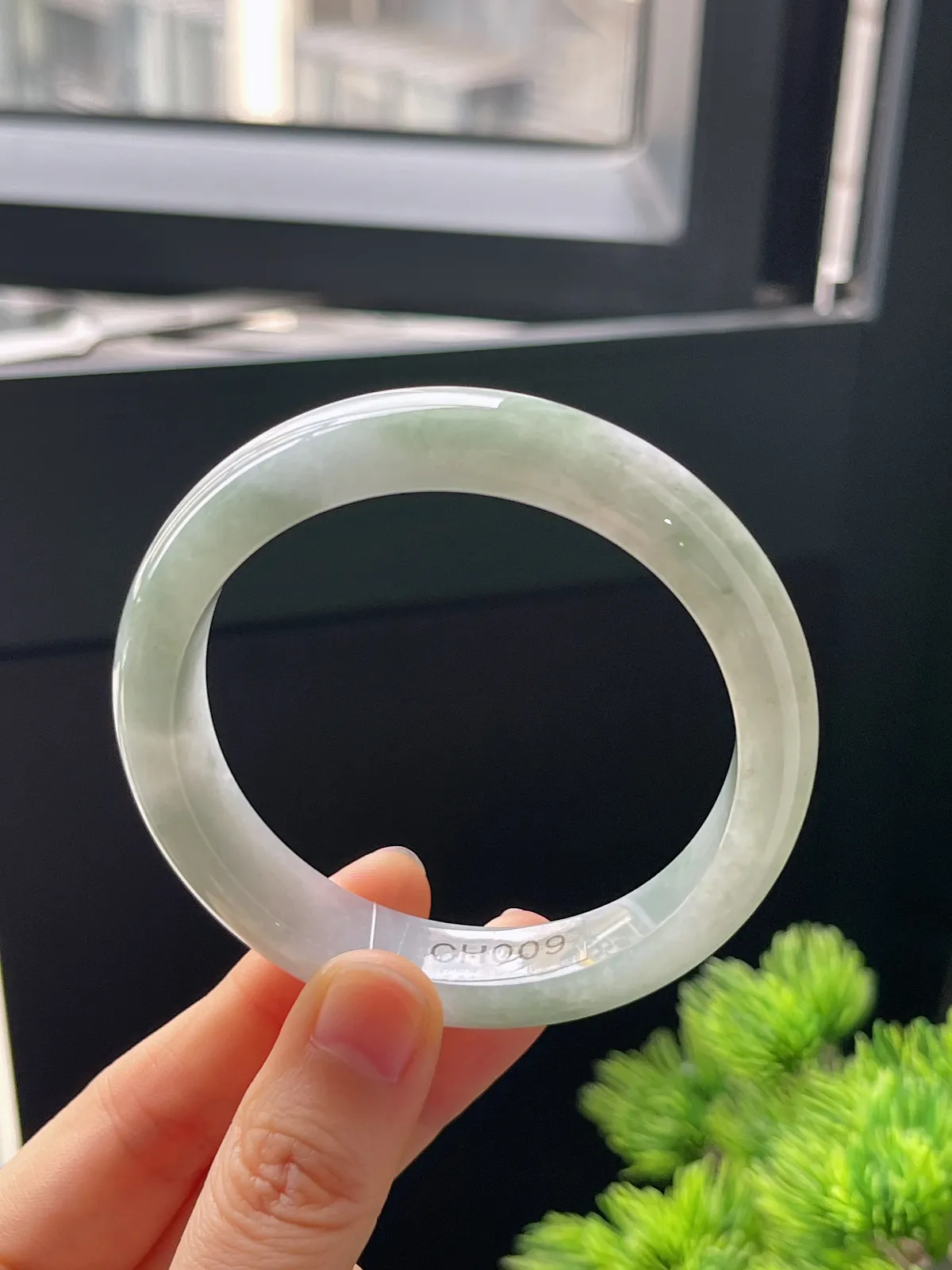 正圈55圈口，翡翠糯化种淡绿色手镯