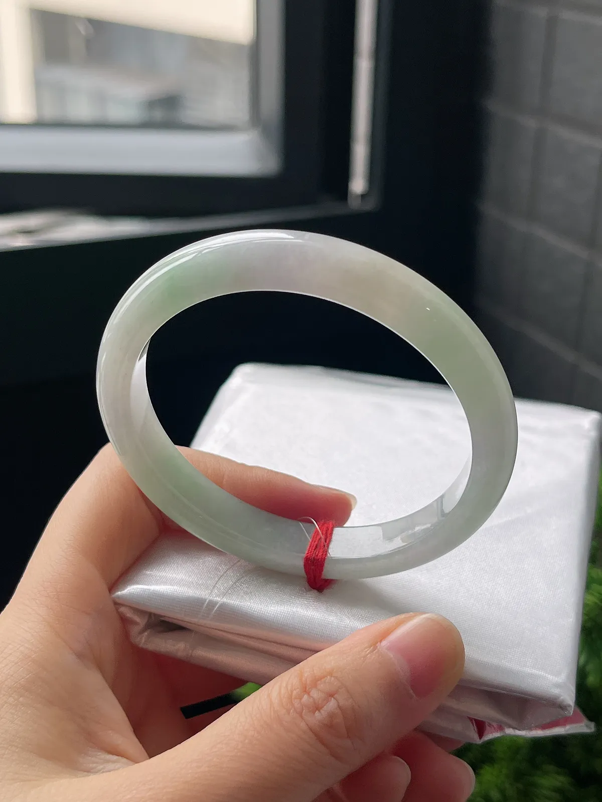 贵妃镯54圈口，翡翠冰糯种淡绿色手镯