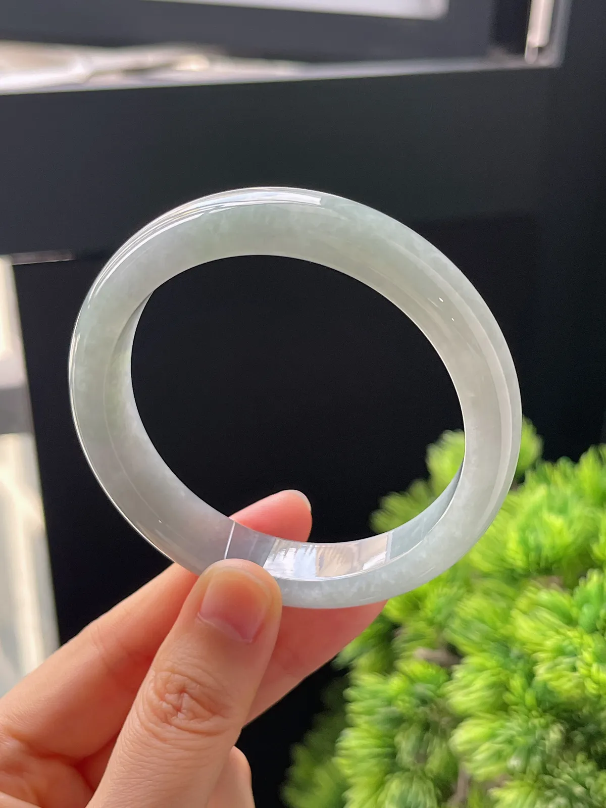 正圈56.3圈口，翡翠糯化种淡绿色手镯