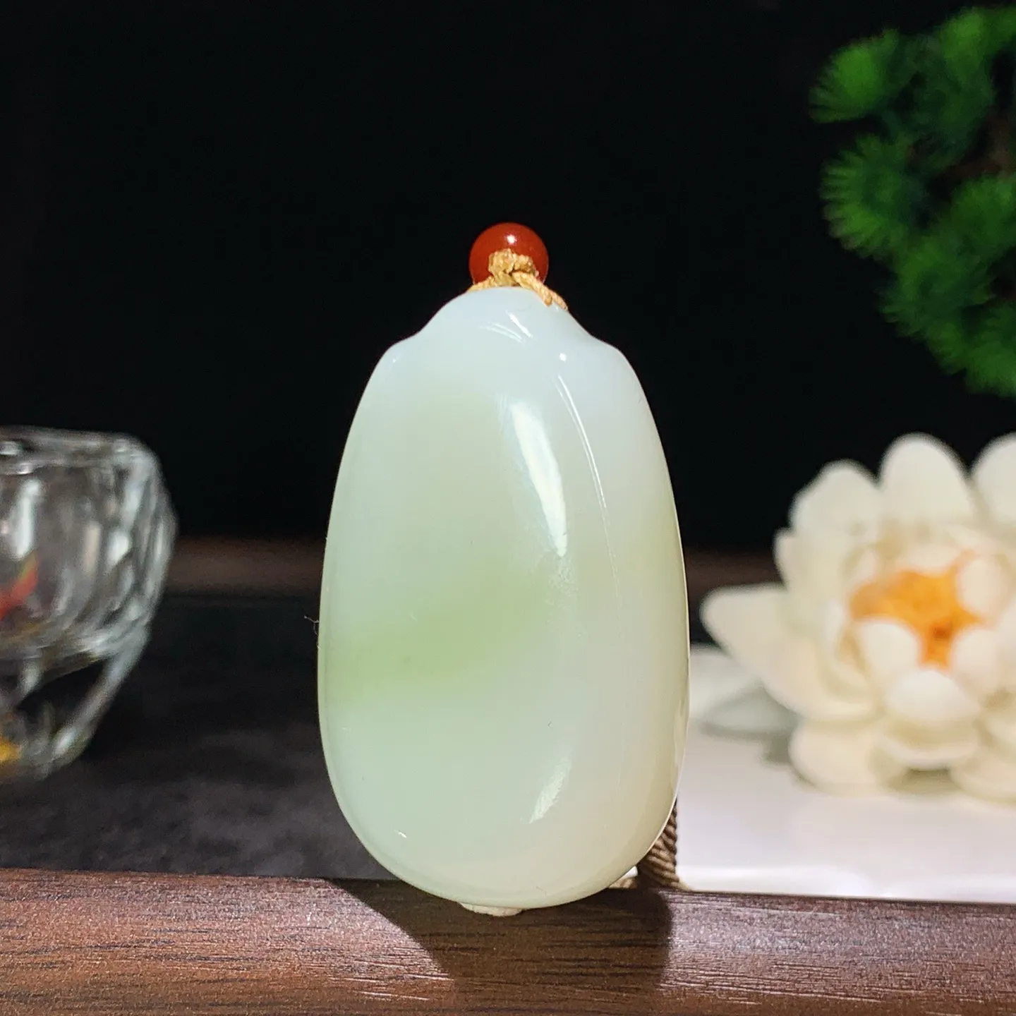 和田玉白玉翠青平安无事牌挂件 尺寸47/30/12重41.5克。玉质细腻油润。手推出油。品相大气 l