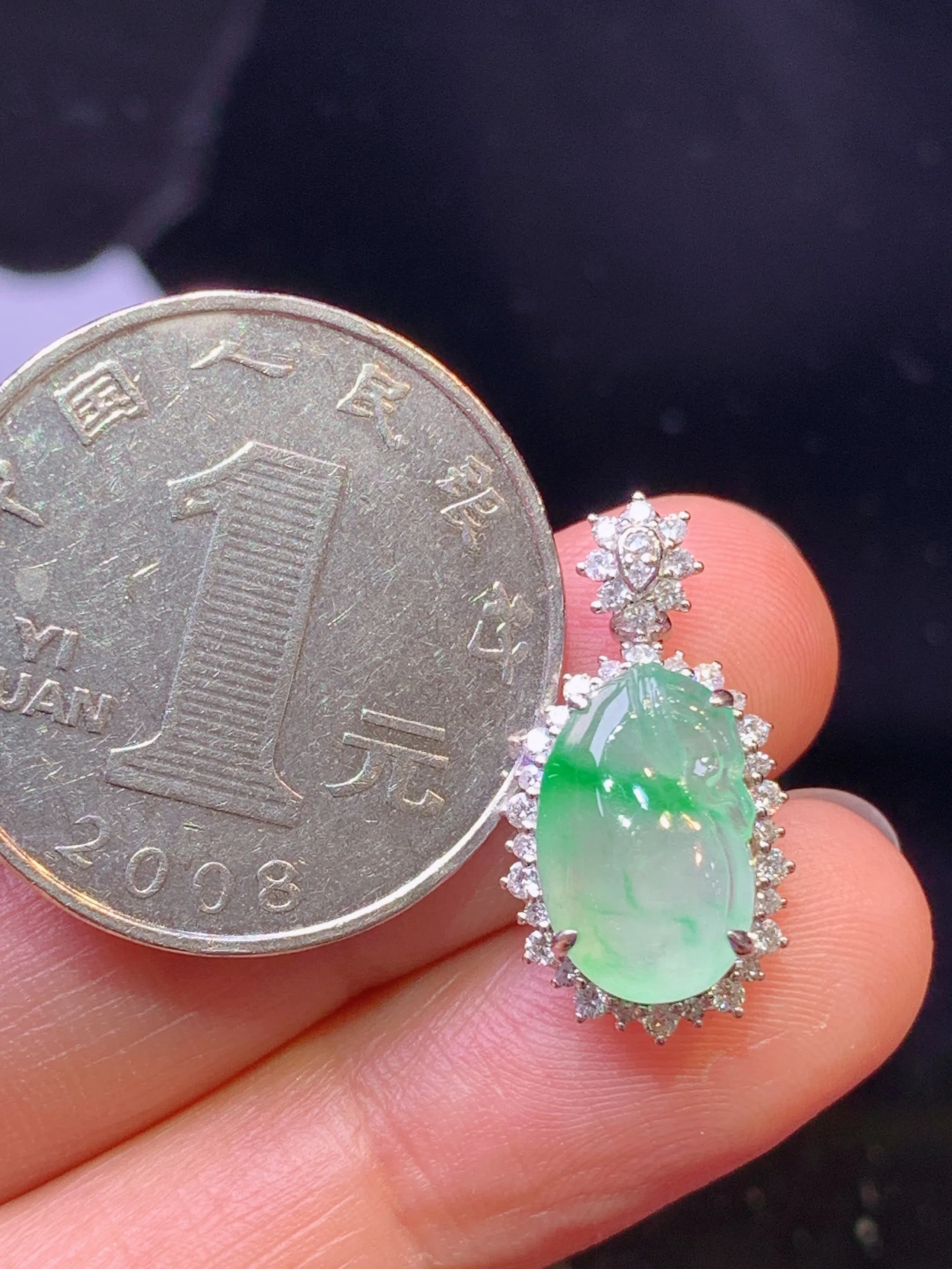 18k金钻镶嵌飘绿钱袋吊坠 玉质细腻 色泽艳丽清新 整体尺寸20.6*11*7.5