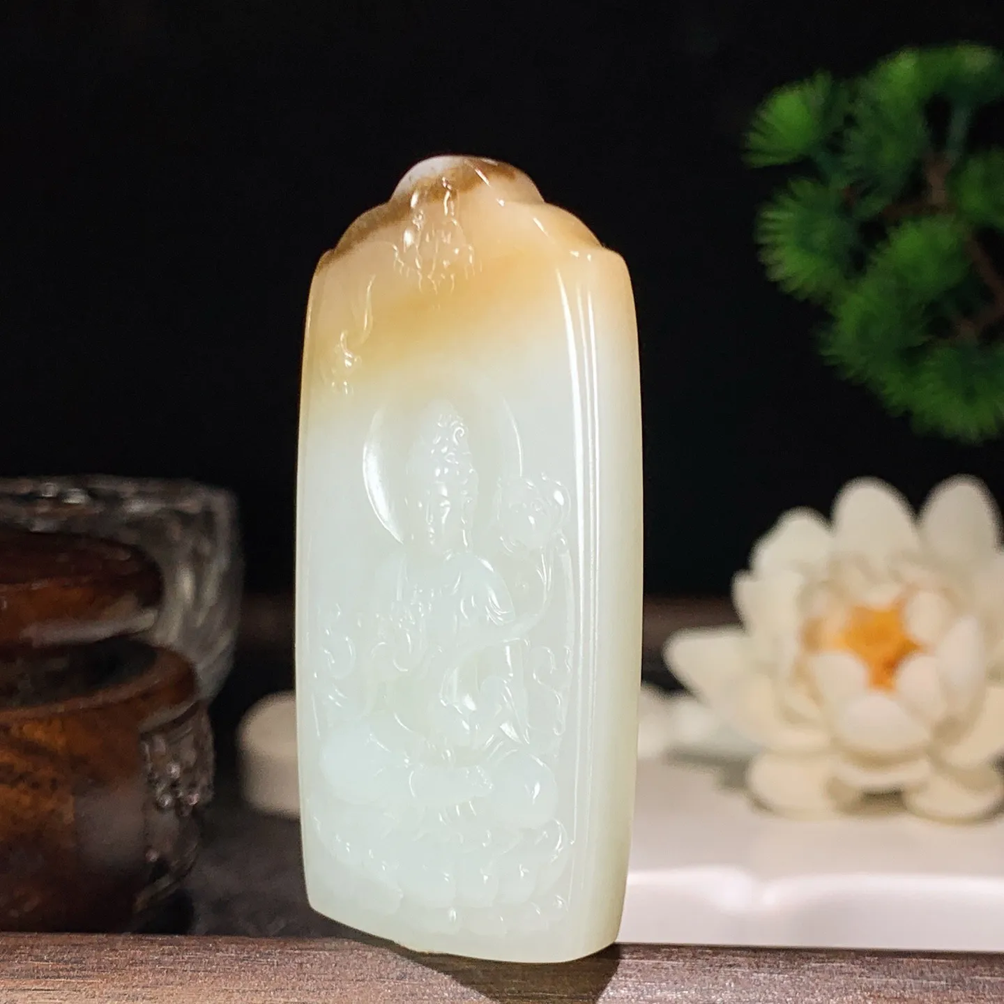 新疆和田玉且末糖大势至菩萨牌子挂件 尺寸60/28/9重36克。玉质细腻油润。手推出油。品相大气 l