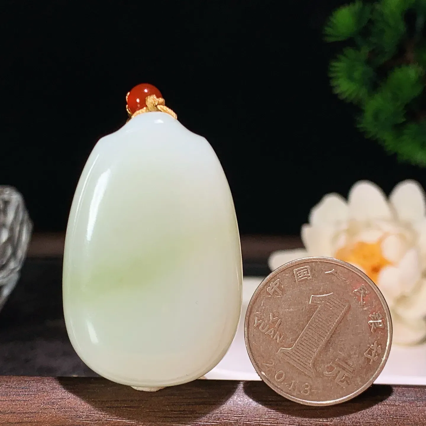 和田玉白玉翠青平安无事牌挂件 尺寸47/30/12重41.5克。玉质细腻油润。手推出油。品相大气 lt260202