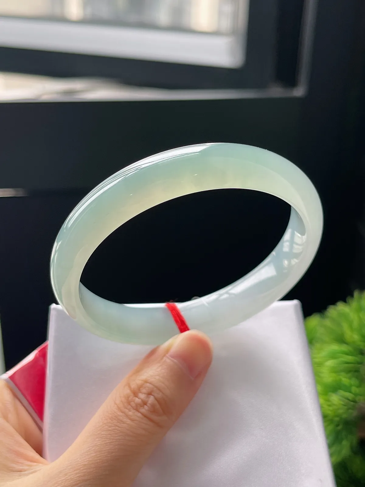 正圈57.4圈口，翡翠冰种淡绿色手镯