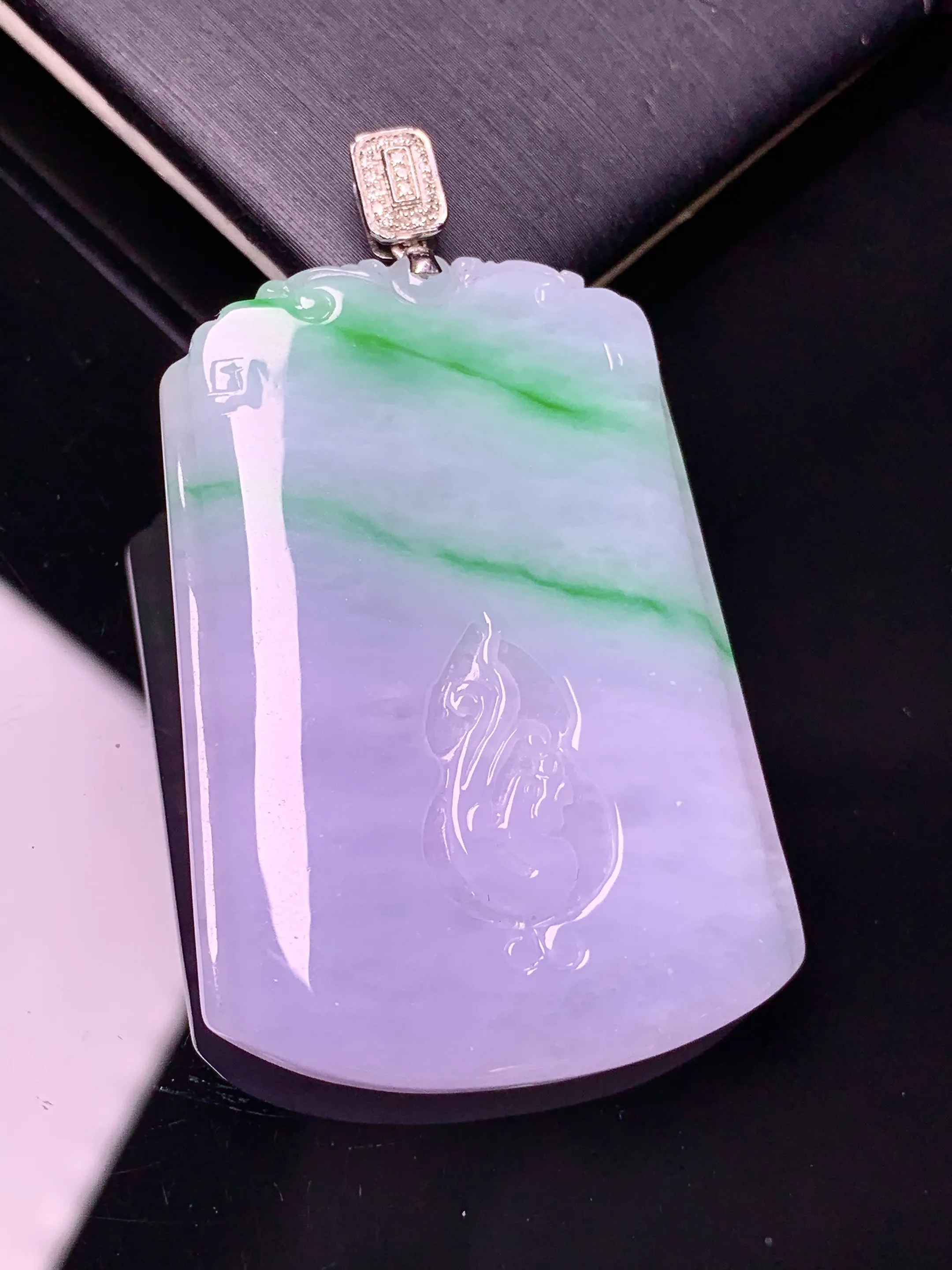 18k金钻镶嵌雕花春彩牌吊坠 玉质细腻 色泽艳丽清新 整体尺寸50.5*21.3*5