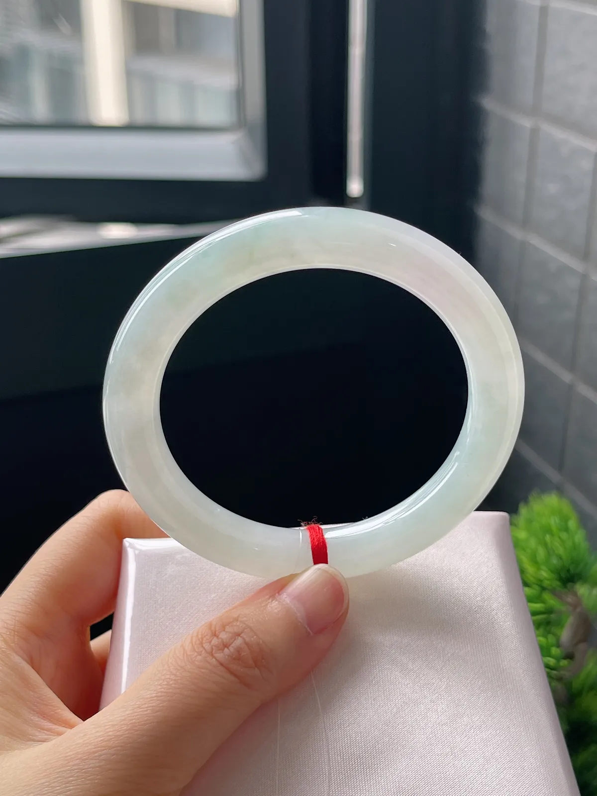 圆镯54.5圈口，翡翠冰糯种淡绿色手镯