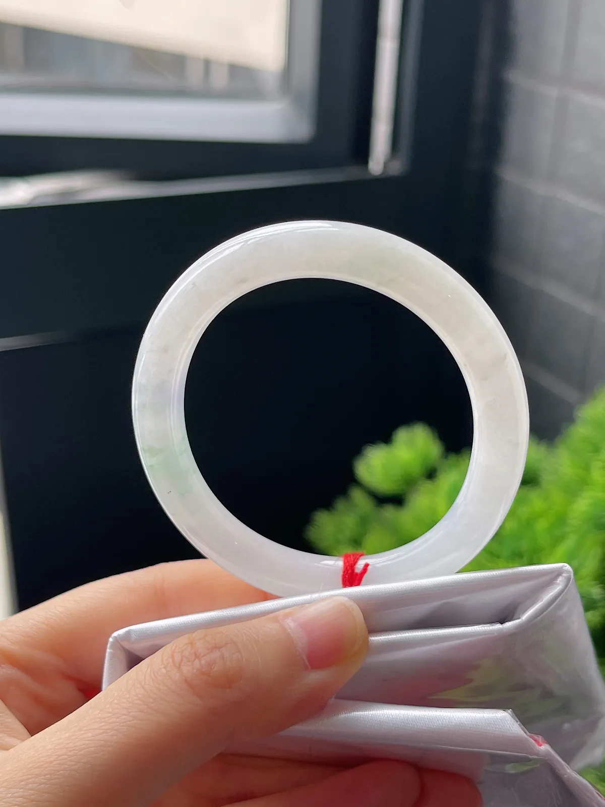 贵妃镯53.6圈口，翡翠冰糯种春带彩手镯