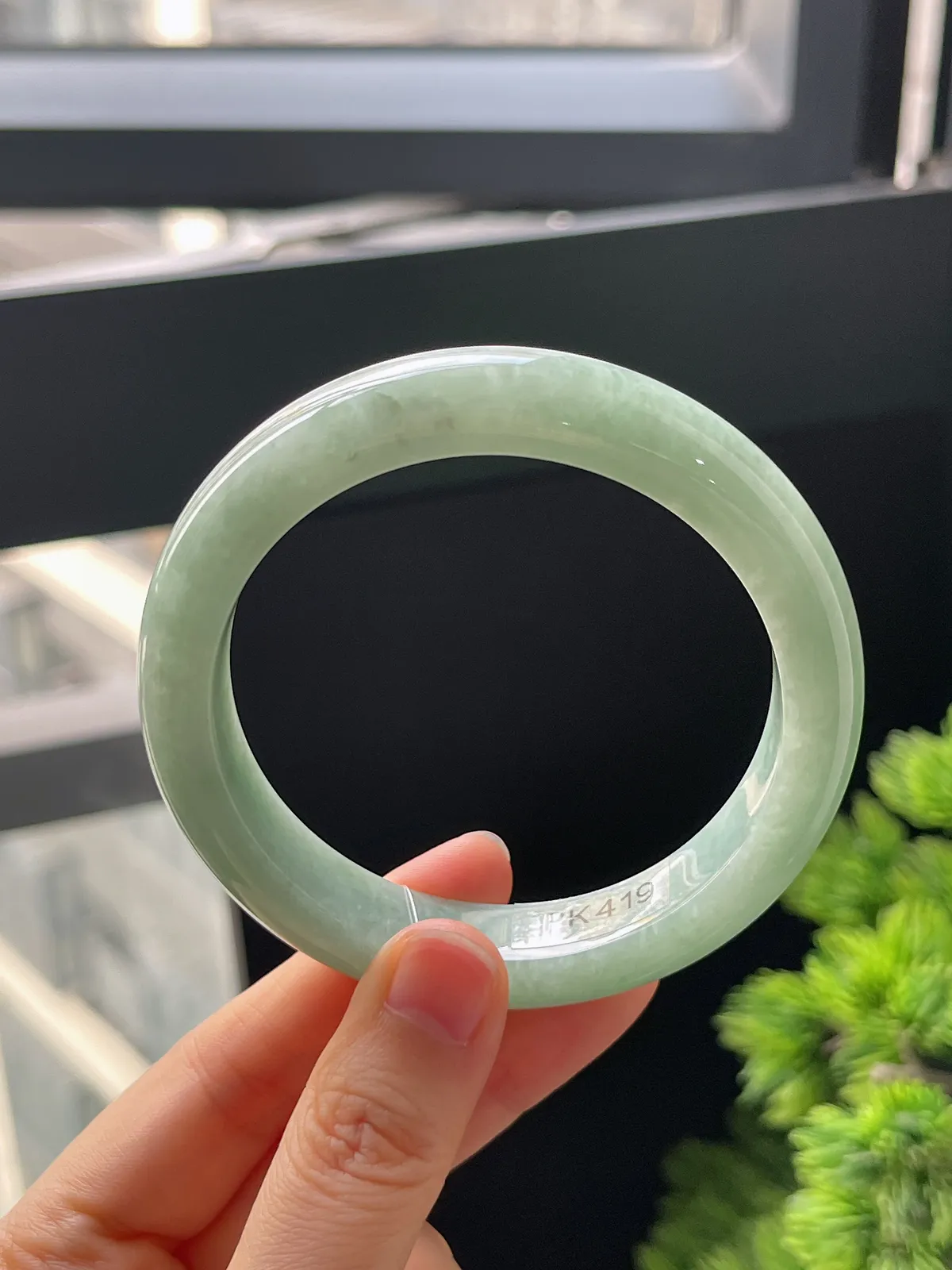 正圈58.5圈口，翡翠糯化种淡绿色手镯