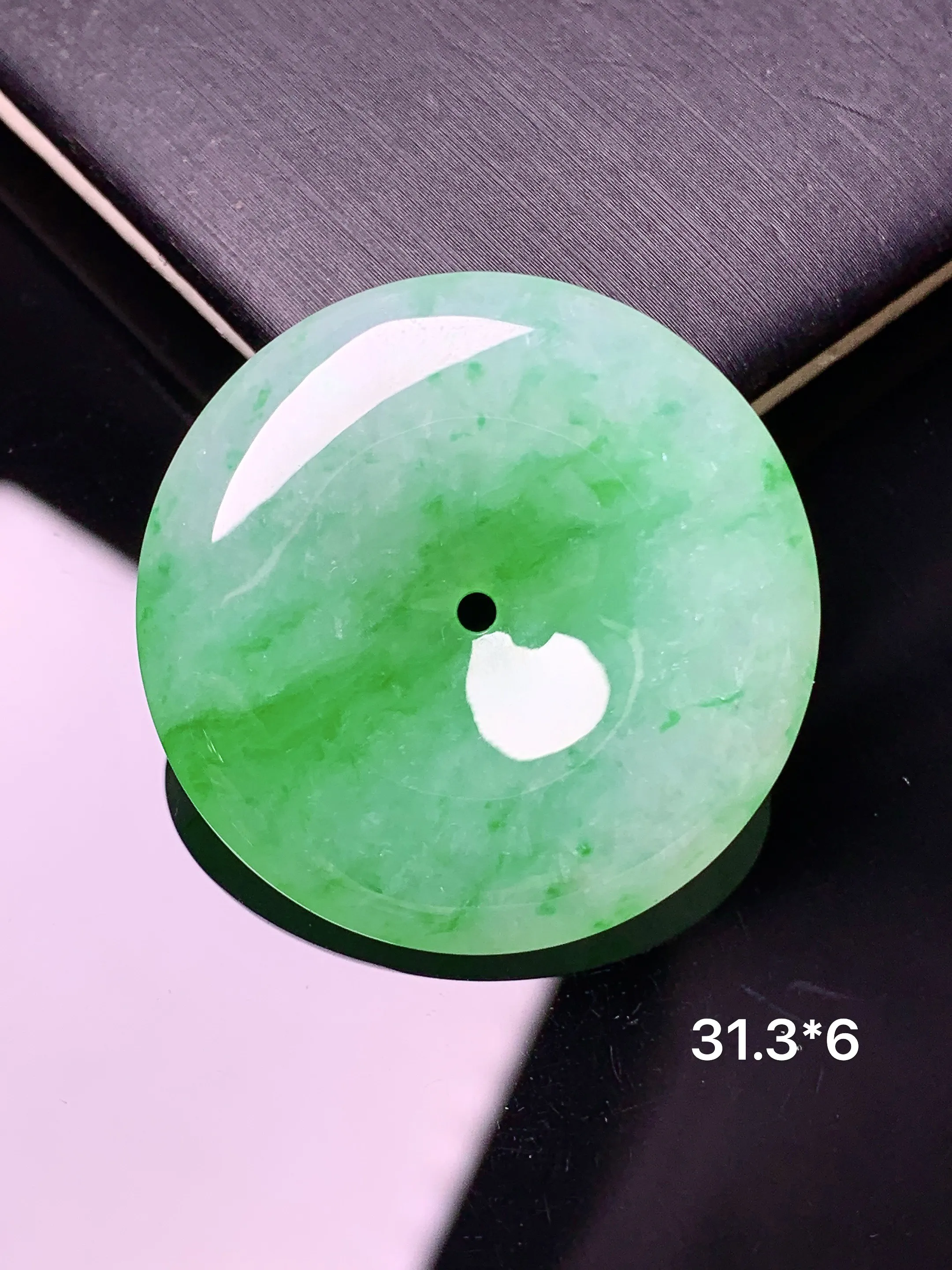 翠绿平安扣吊坠 玉质细腻 色泽艳丽清新 整体尺寸31.3*6