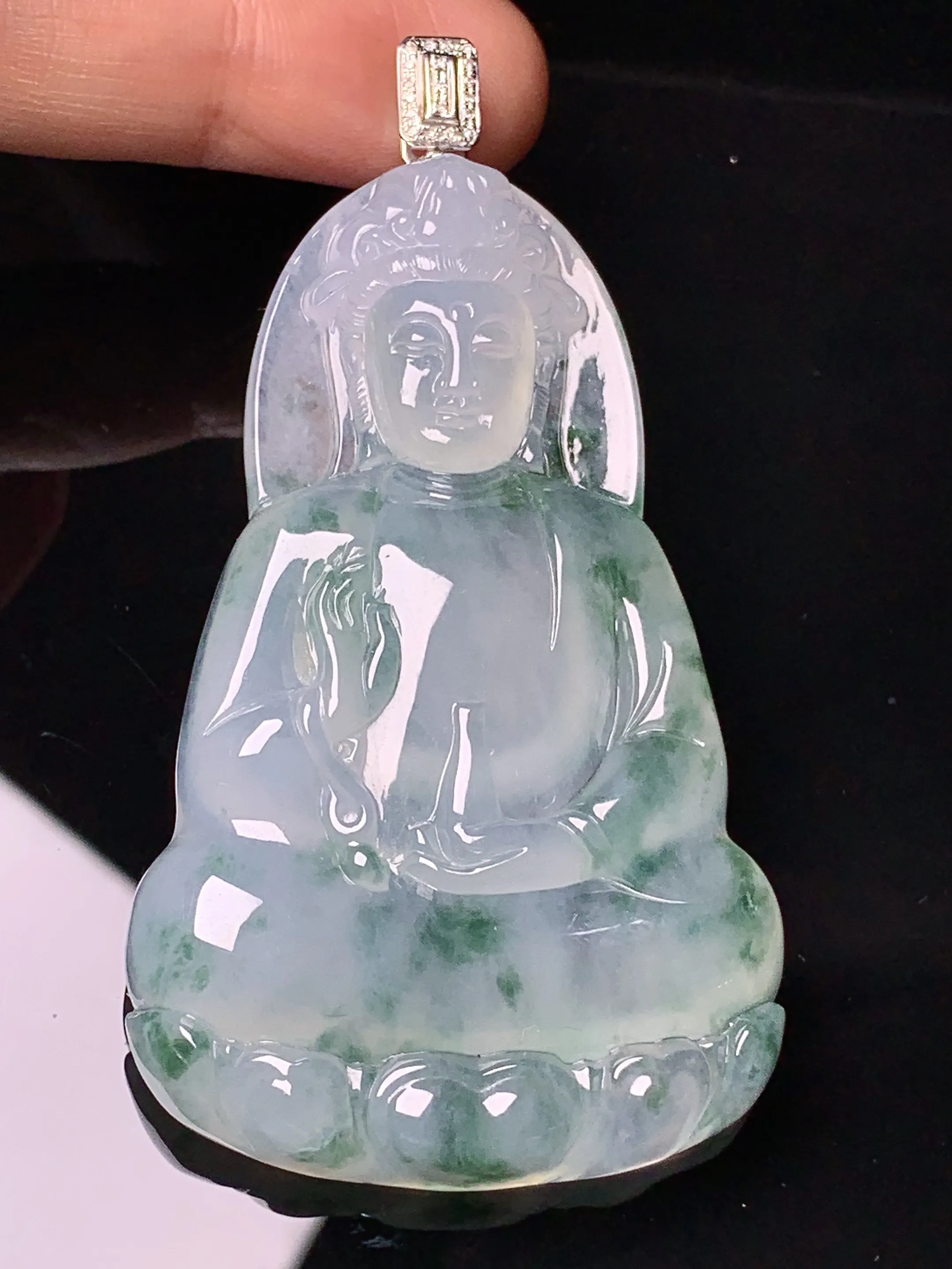 18k金钻镶嵌冰种飘绿观音吊坠 玉质细腻 色泽艳丽清新 整体尺寸71.6*38.8*7.5