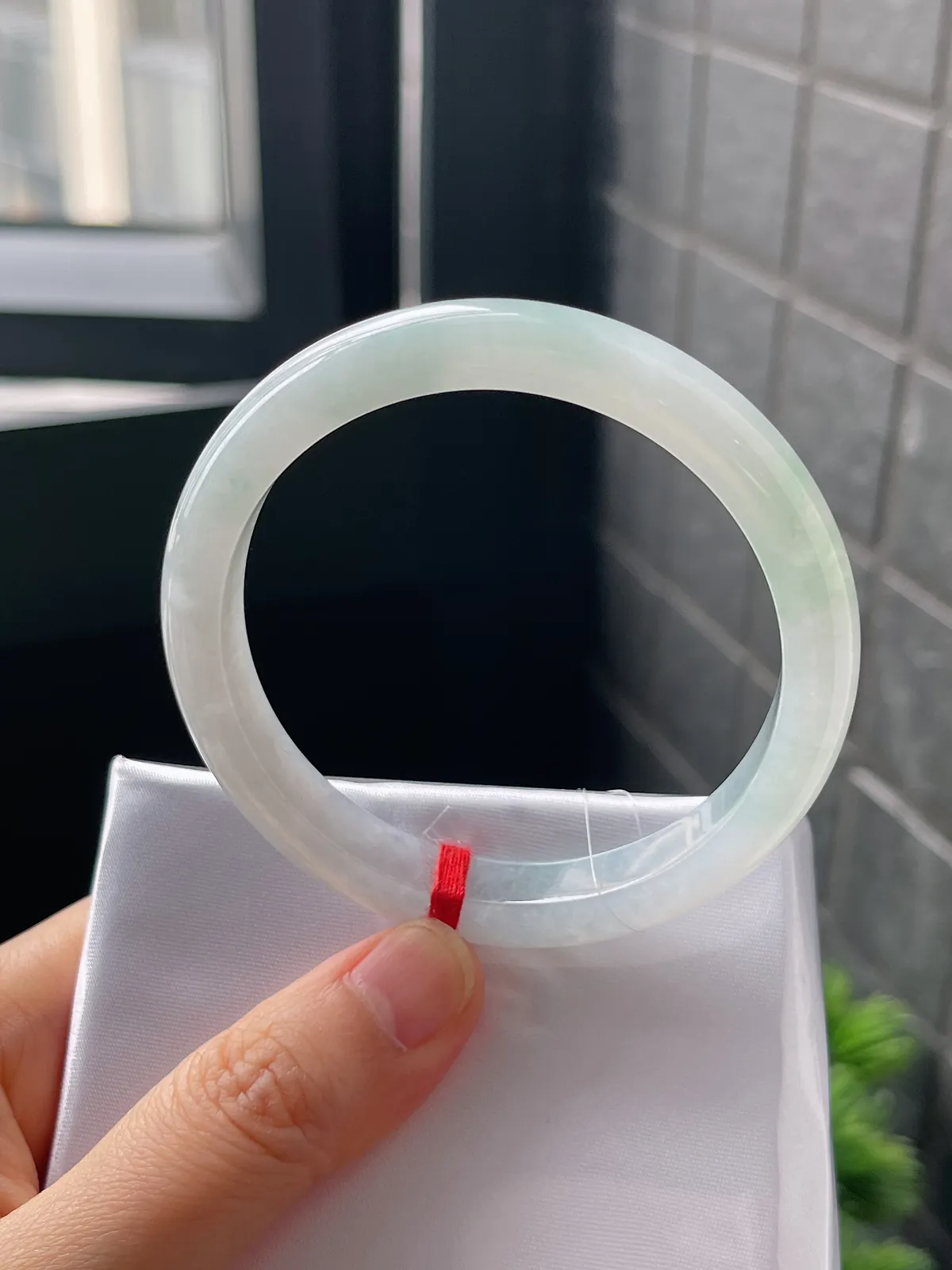 正圈53.6圈口，翡翠冰糯种淡绿色手镯