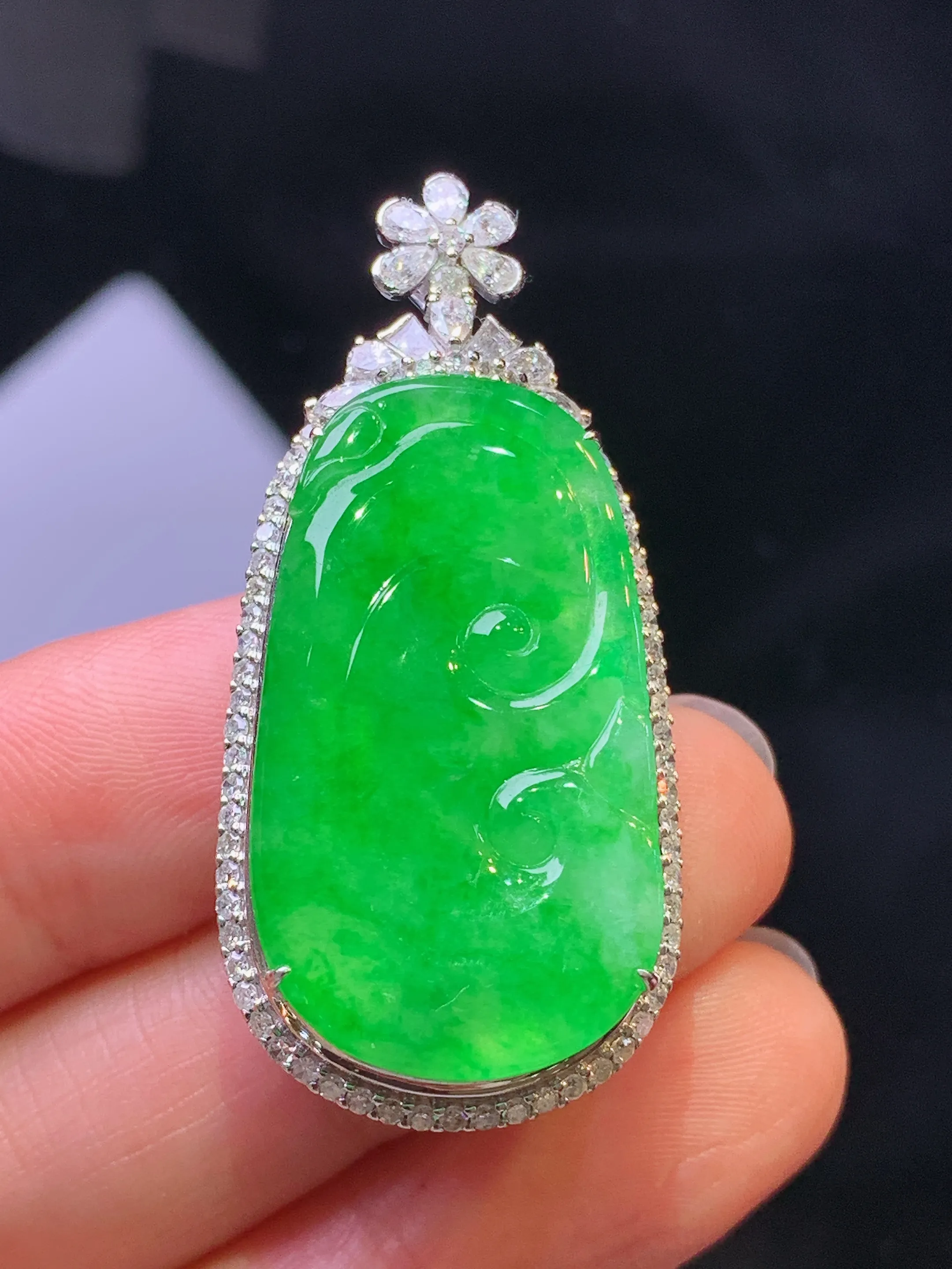 18k金钻镶嵌翠绿如意吊坠 玉质细腻 色泽艳丽清新 整体尺寸42.2*20*10