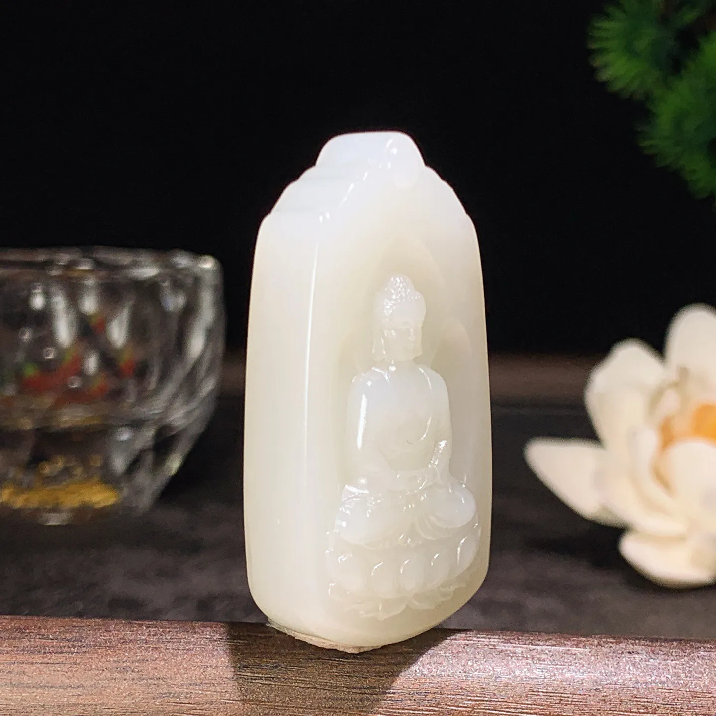 新疆和田玉白玉大日如来牌子挂件 尺寸45/24/10重23.8克。玉质细腻油润。手推出油。品相大气 