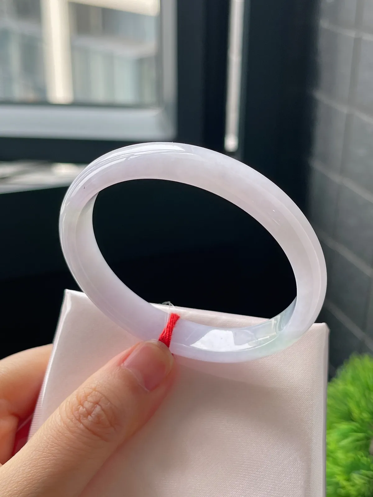 贵妃镯55.4圈口，翡翠冰糯种淡紫色手镯