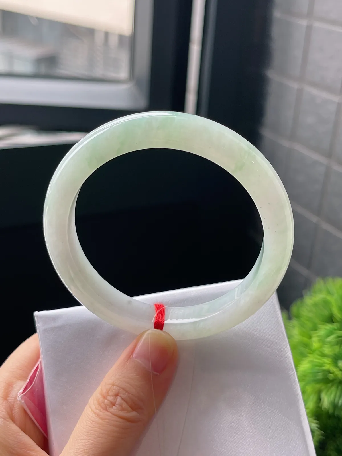 正圈55.8圈口，翡翠冰糯种淡绿色手镯