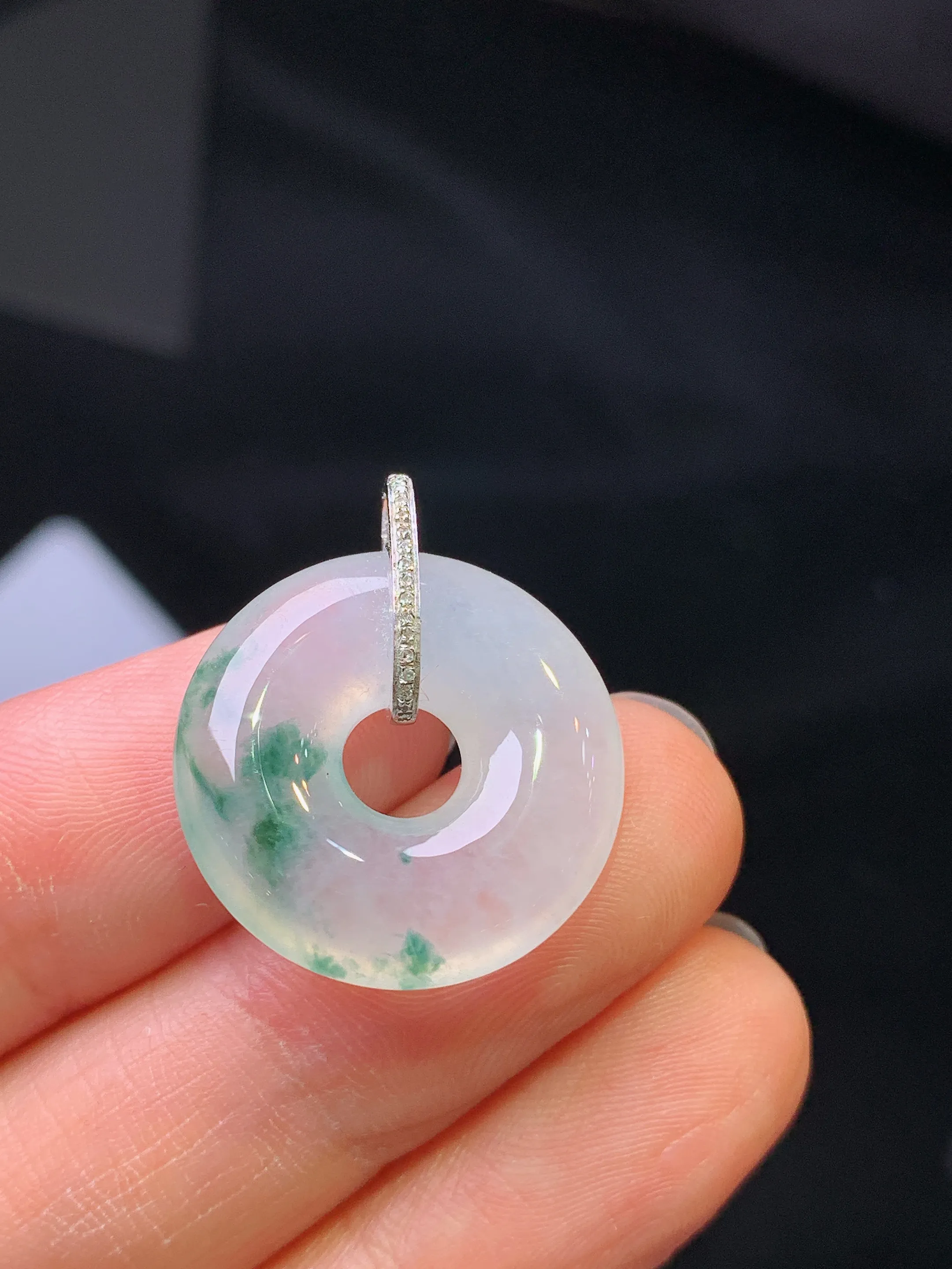 18k金钻镶嵌飘绿平安扣吊坠 玉质细腻 色泽艳丽清新 整体尺寸23.8*20.2*5.5