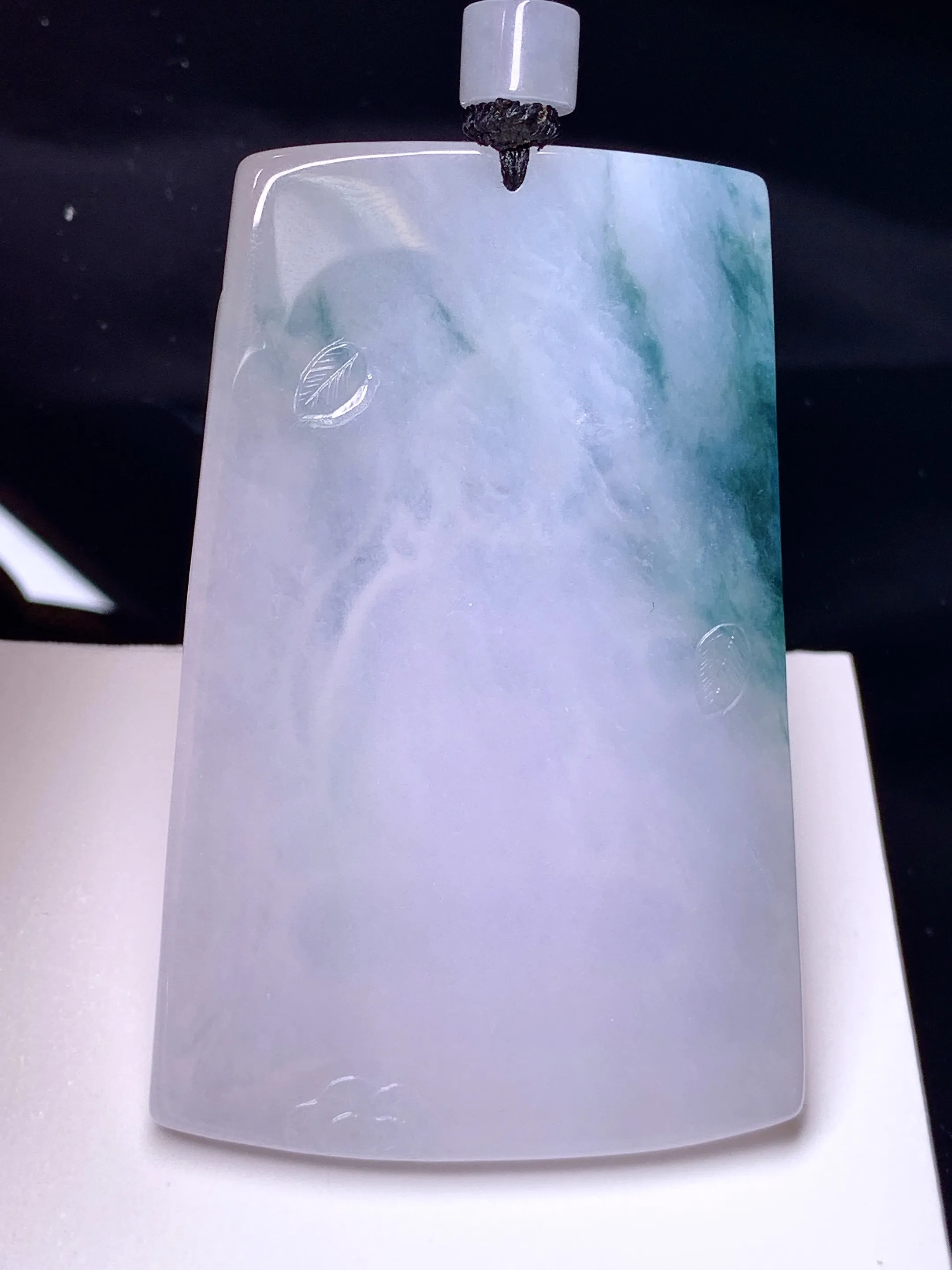 飘绿观音菩萨吊坠 玉质细腻 色泽艳丽清新 整体尺寸65.5*43*6.2