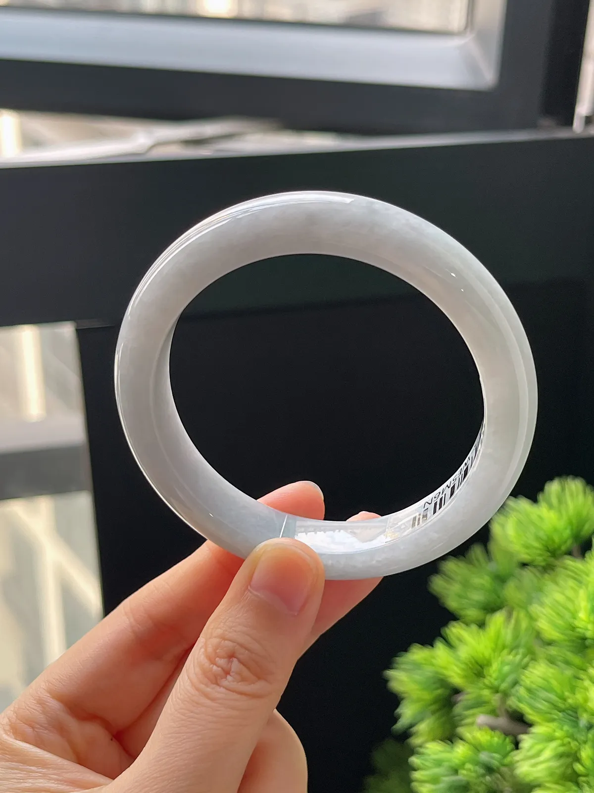 正圈56.4圈口，翡翠糯化种淡绿色手镯