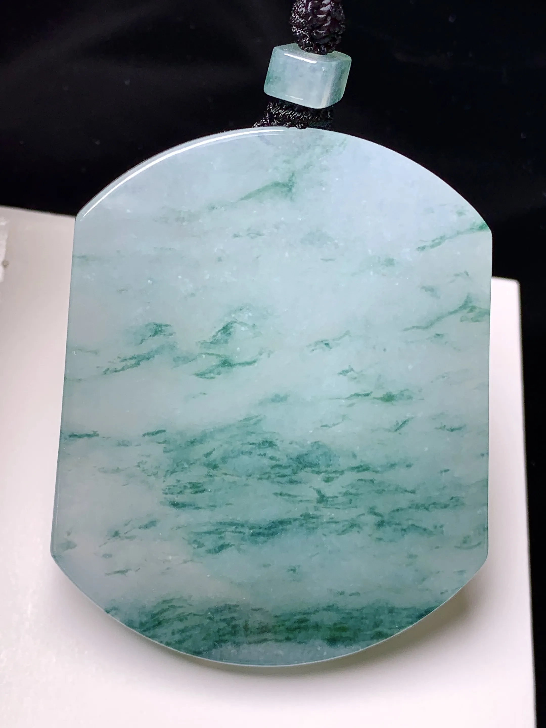 飘绿花无事牌吊坠 玉质细腻 色泽艳丽清新 整体尺寸54.3*44.5*6