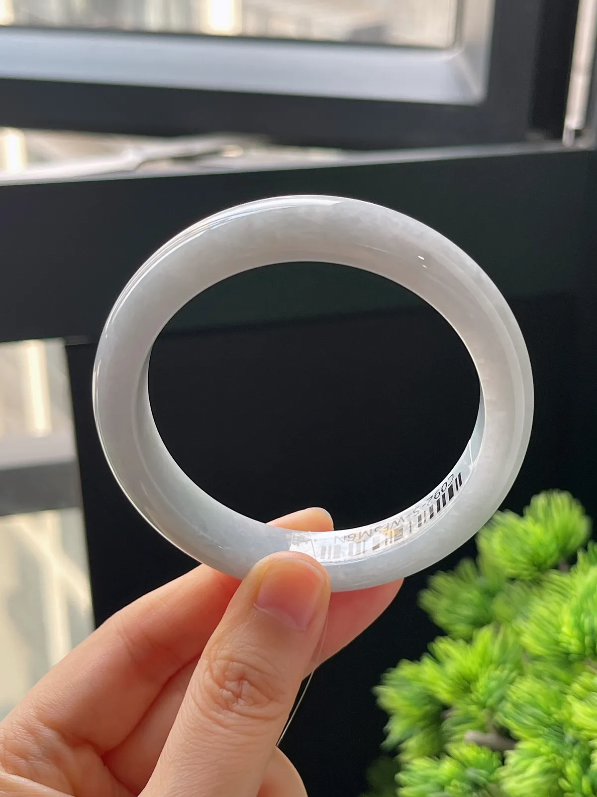 正圈56.4圈口，翡翠糯化种淡绿色手镯