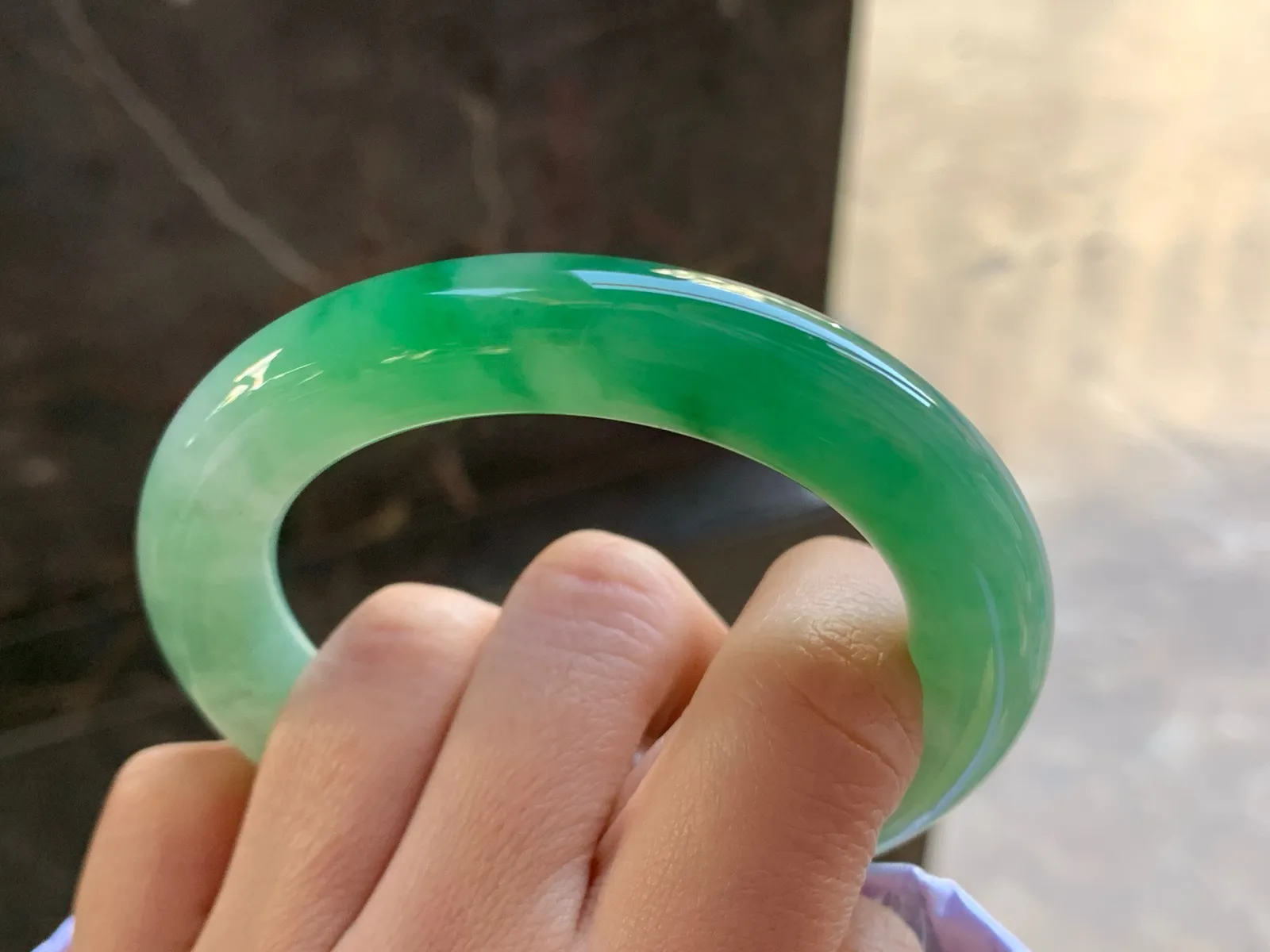 54-11

浓绿色圆条手镯^_^鲜艳 玉质温润