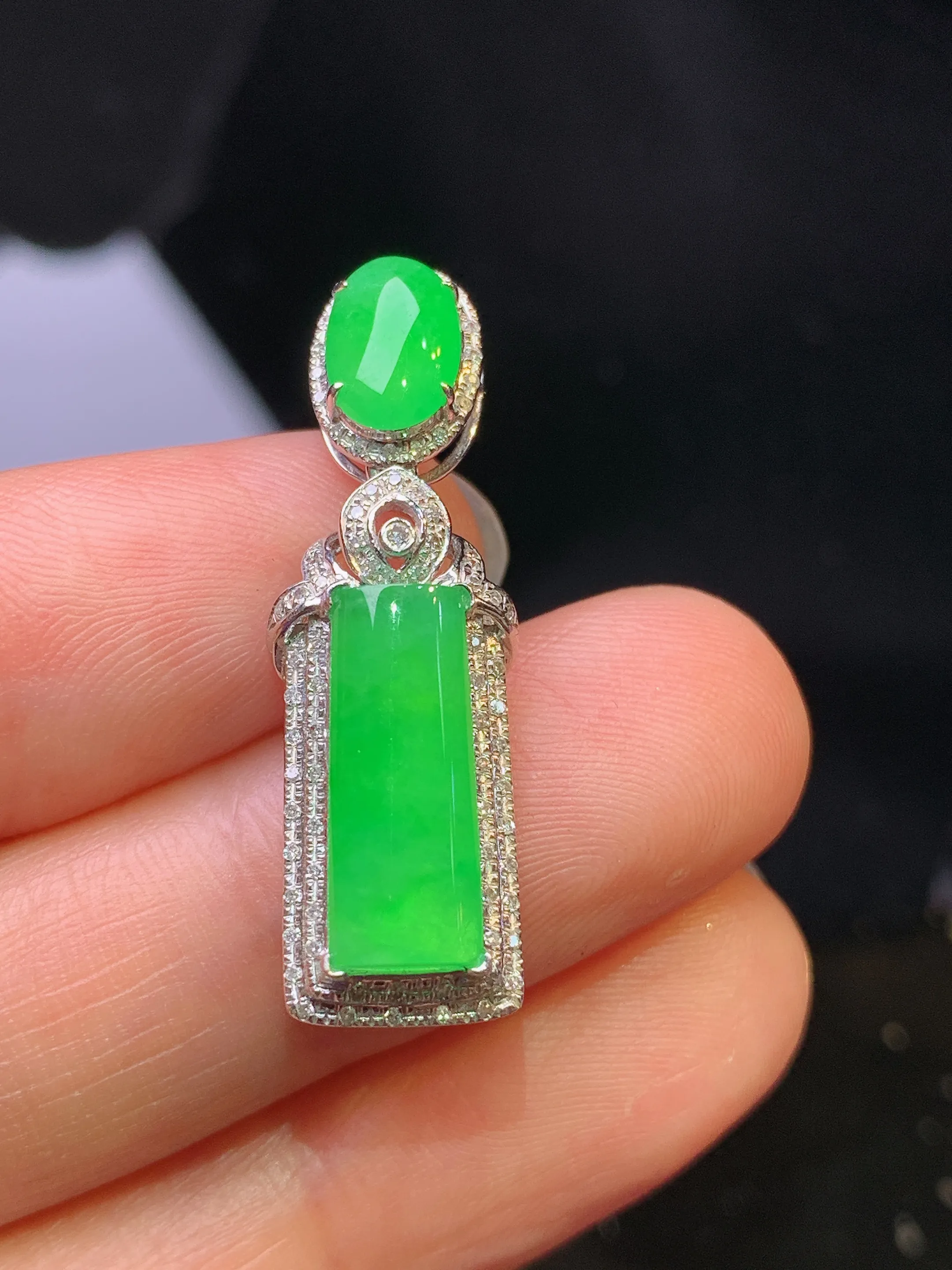 18k金钻镶嵌翠绿玉柱吊坠 玉质细腻 色泽艳丽清新 整体尺寸30.6*9*6