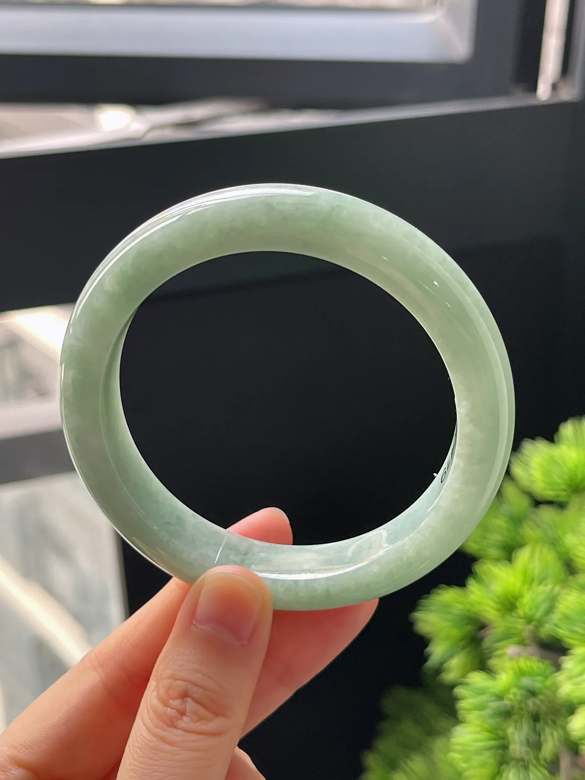 正圈58.5圈口，翡翠糯化种淡绿色手镯