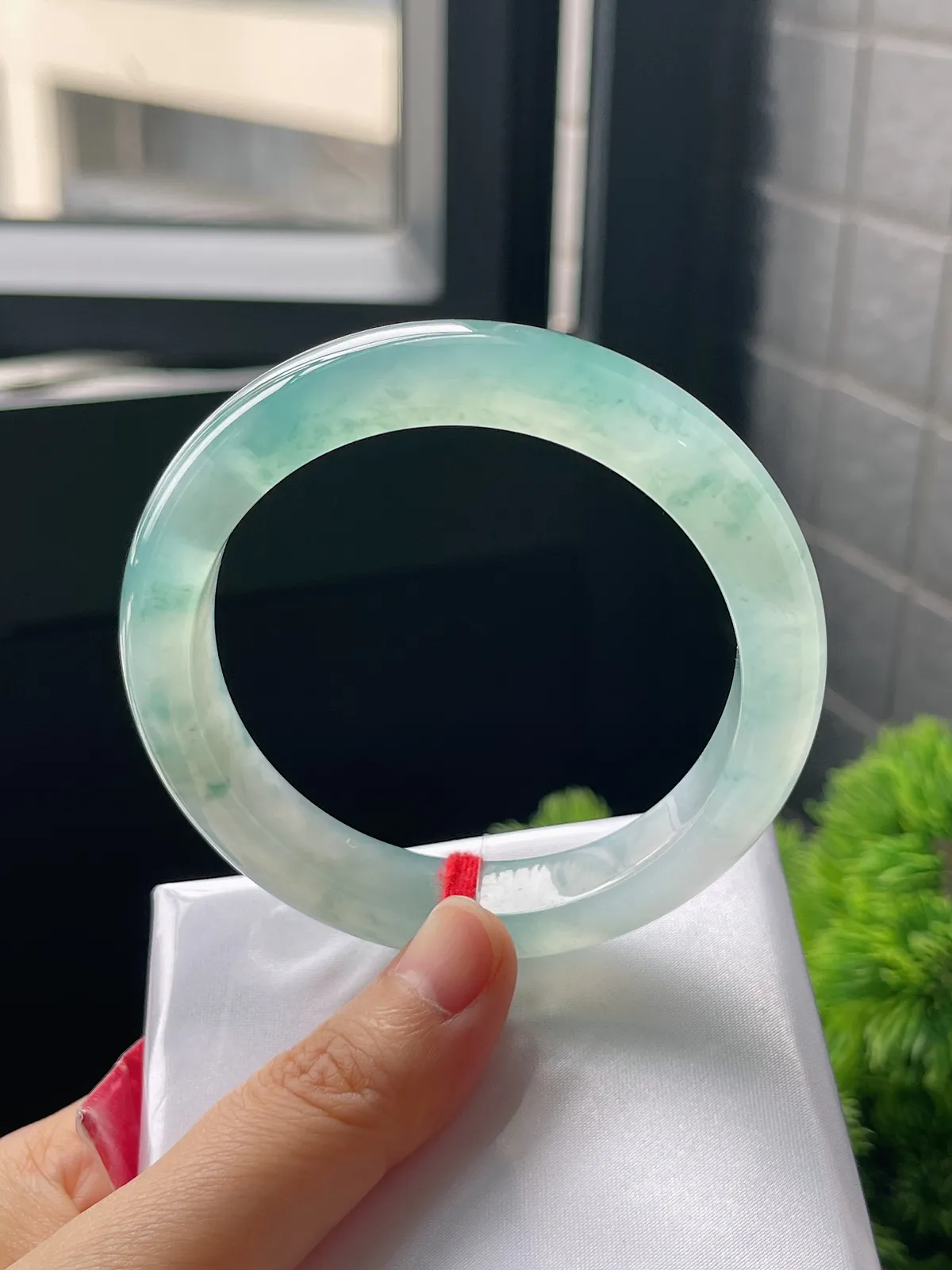 正圈57.6圈口，翡翠冰种蓝绿色飘花手镯