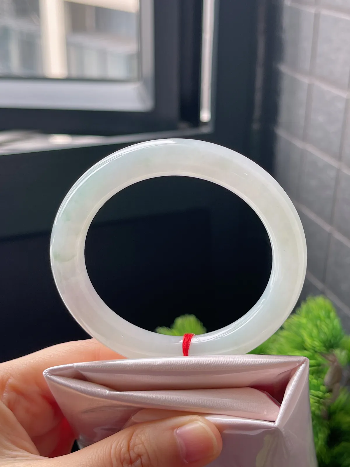 圆镯54.5圈口，翡翠冰糯种淡绿色手镯