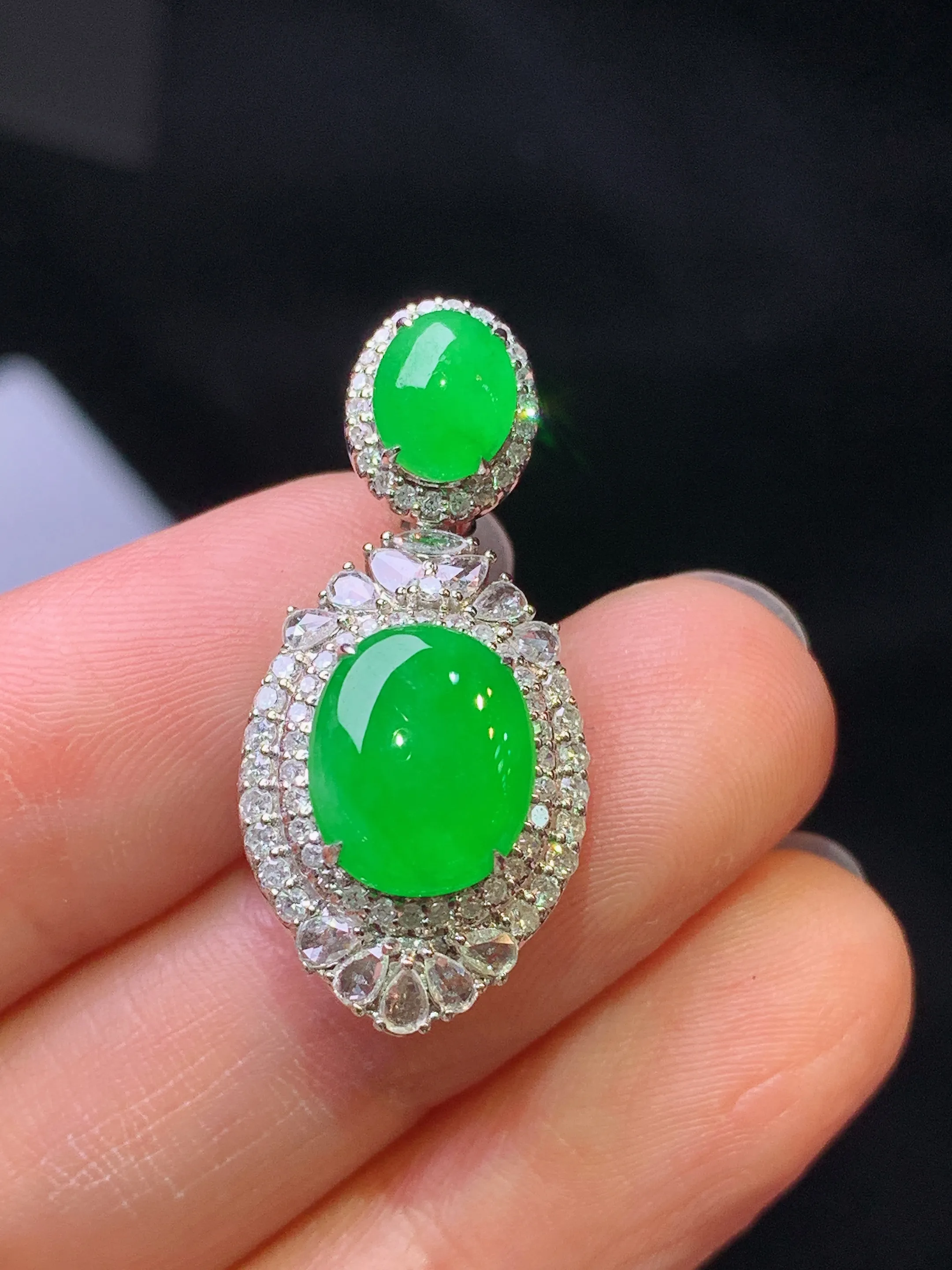 18k金钻镶嵌满绿蛋面吊坠 玉质细腻 色泽艳丽清新 整体尺寸29.2*13.5*10