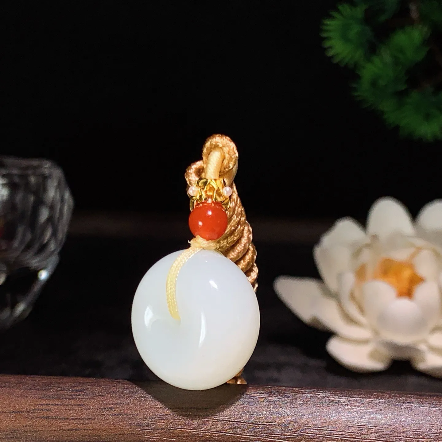 新疆和田玉白玉羊脂白平安扣挂件 尺寸21/12重13克。玉质细腻油润。手推出油。品相大气 lt260