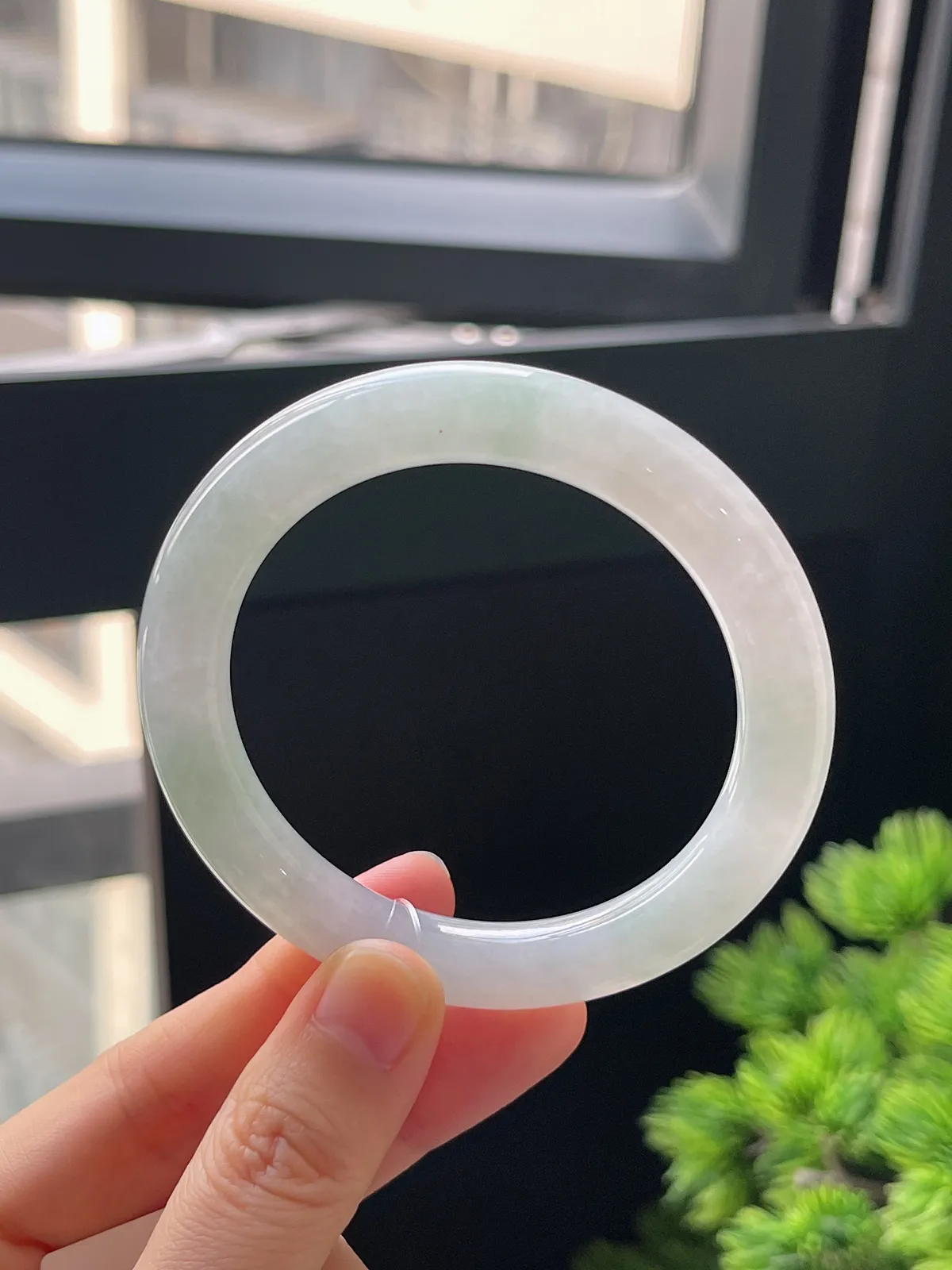 圆镯53.2圈口，翡翠冰糯种淡绿色手镯