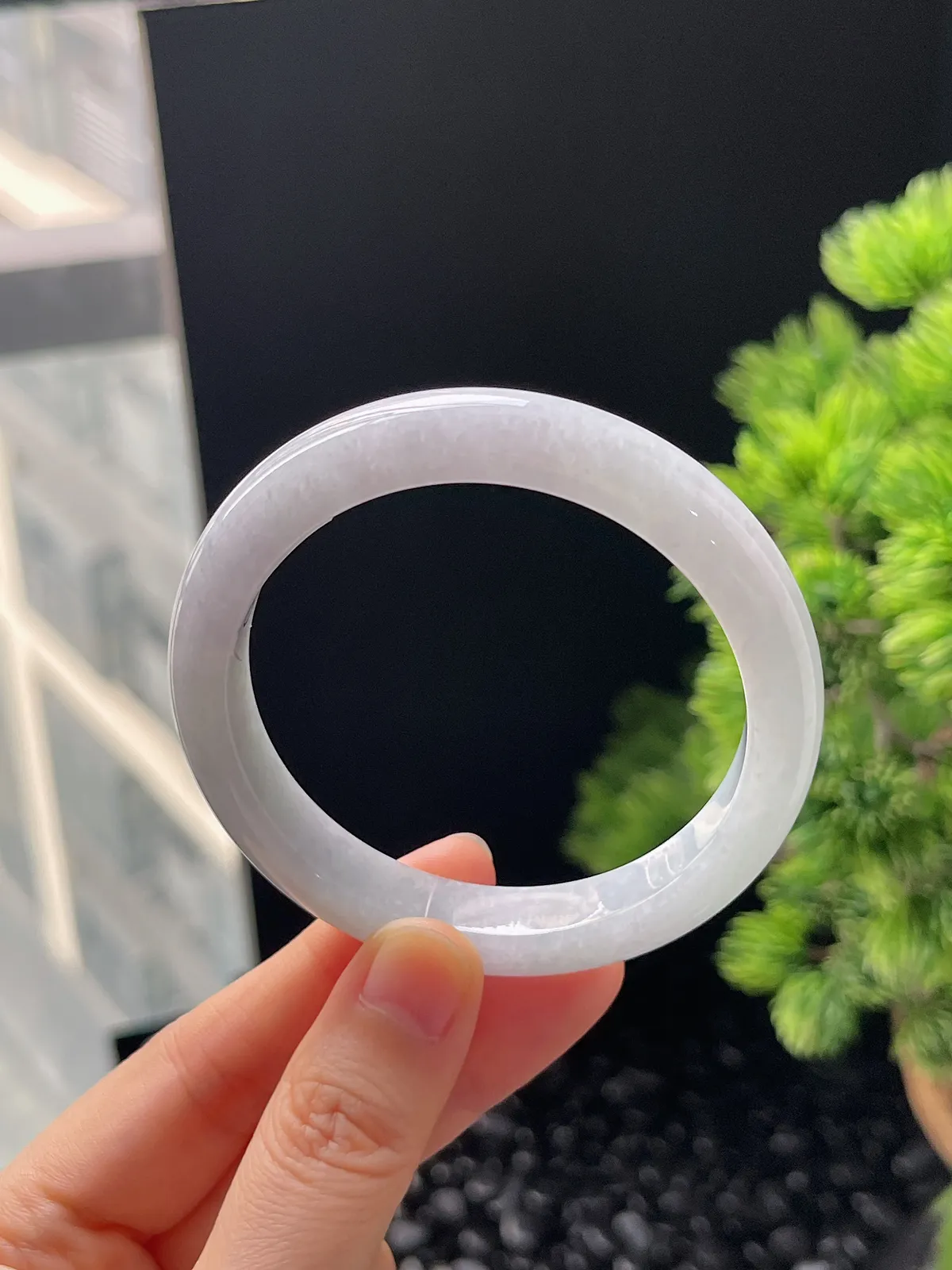 正圈55圈口，翡翠糯化种淡绿色手镯