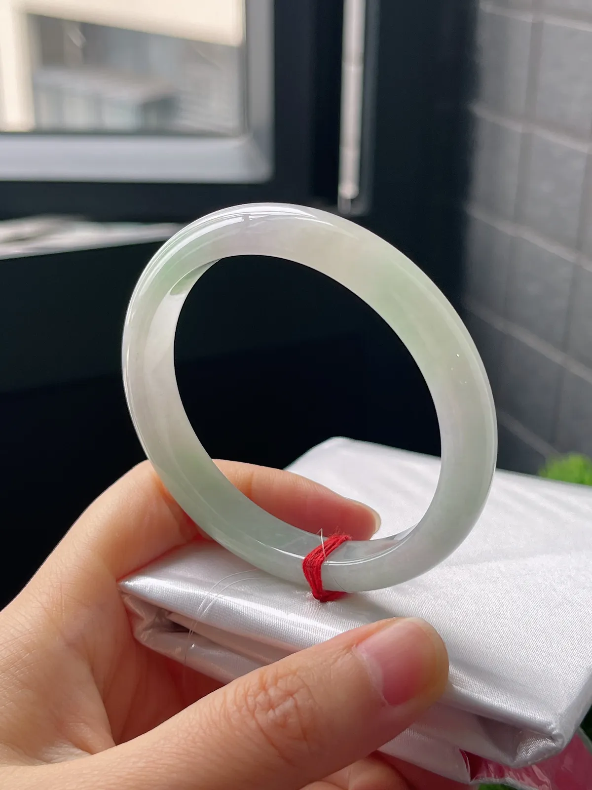 贵妃镯54圈口，翡翠冰糯种淡绿色手镯