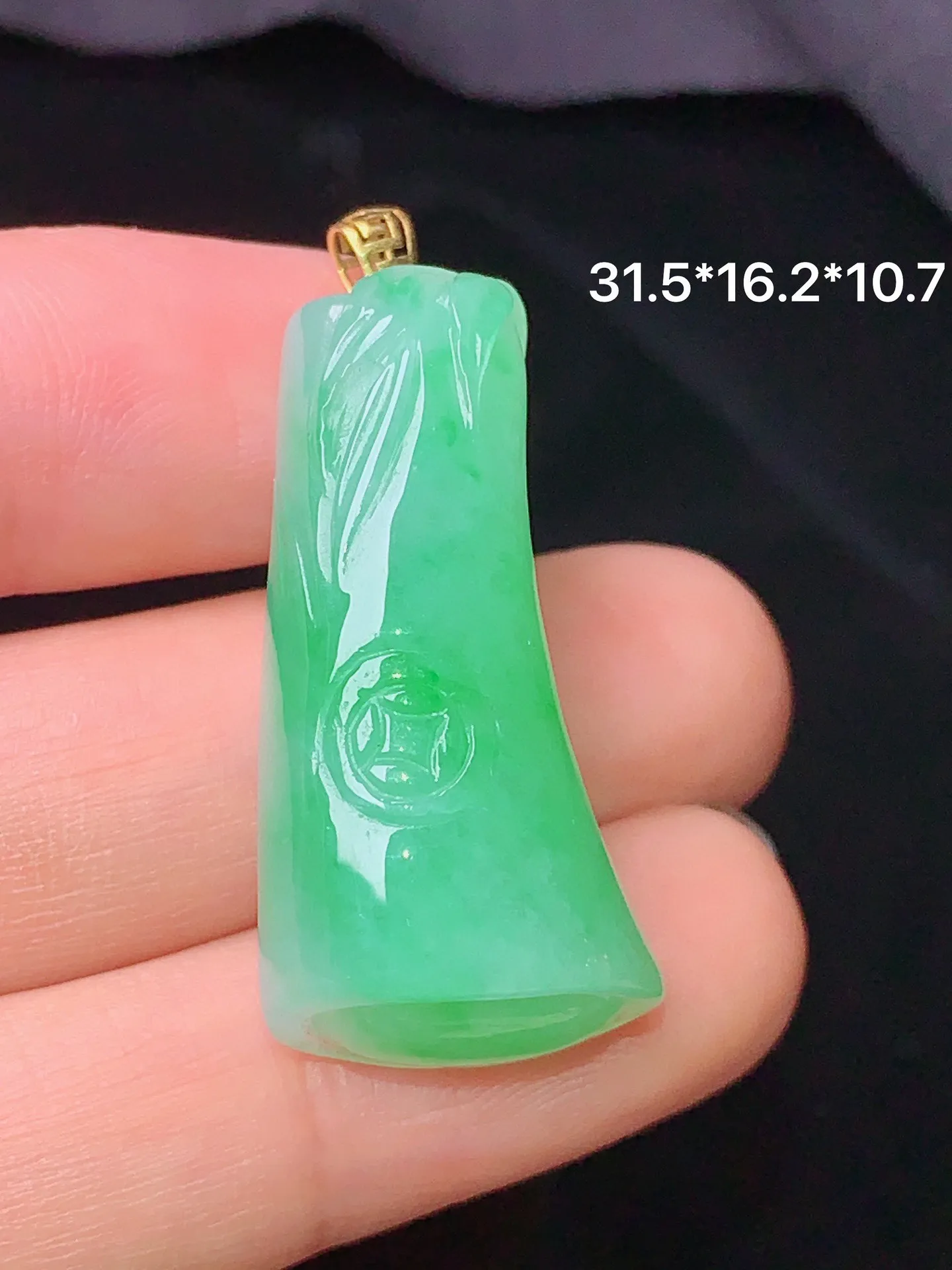 18k金镶嵌翠绿竹吊坠 玉质细腻 色泽艳丽清新 整体尺寸31.5*16.2*10.7
