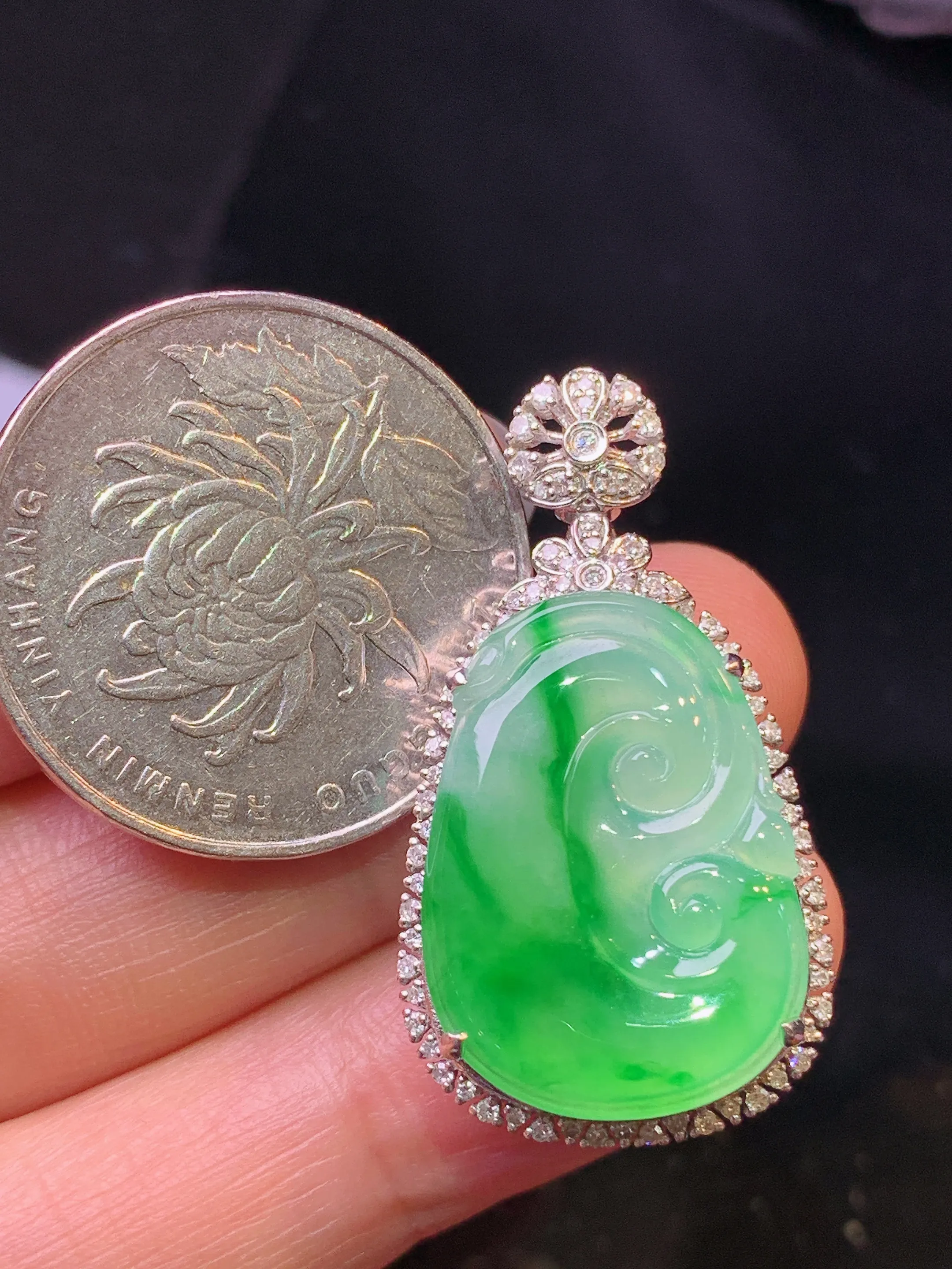 18k金钻镶嵌飘绿如意吊坠 玉质细腻 色泽艳丽清新 整体尺寸33.8*18.3*8.5