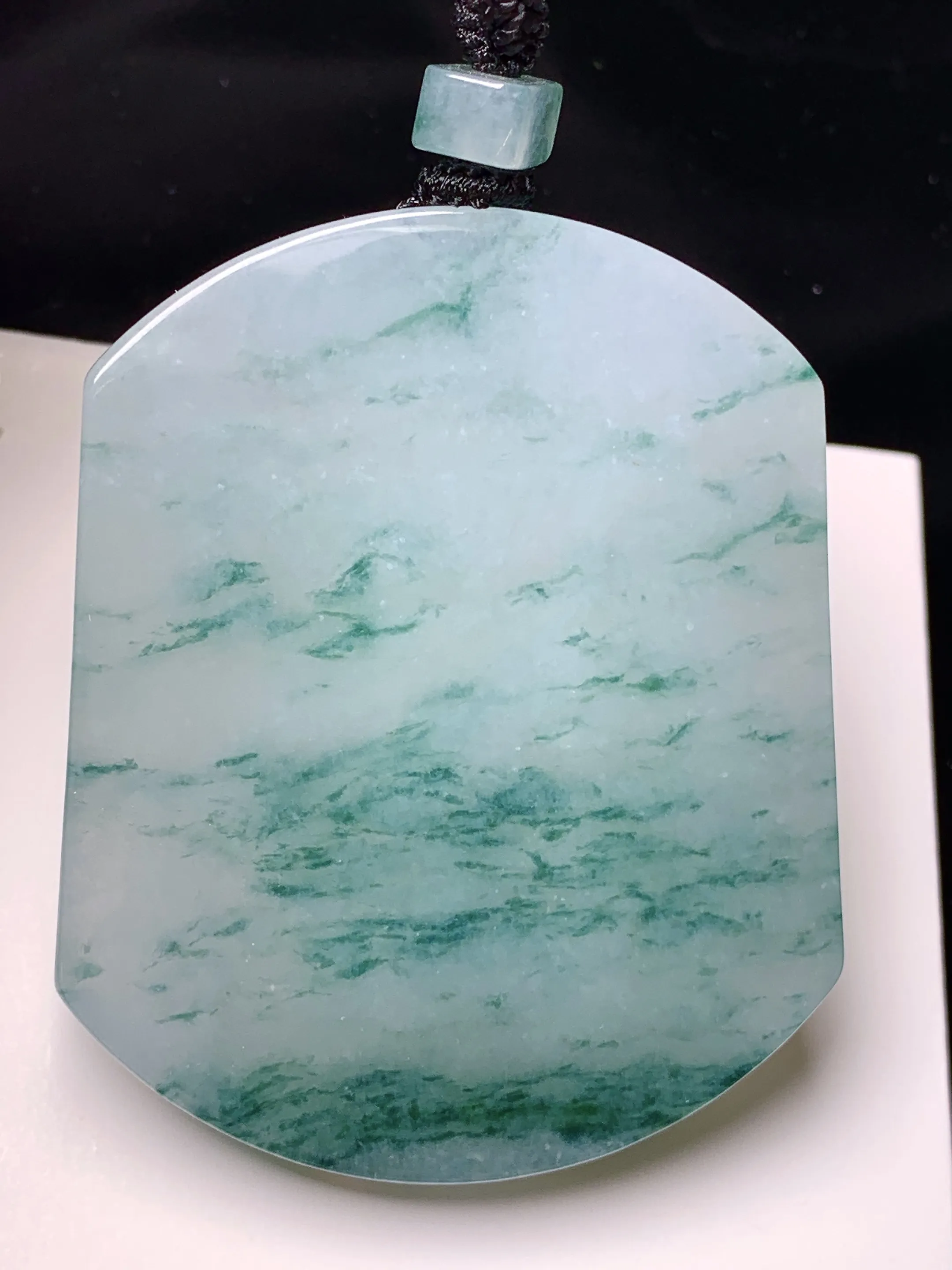 飘绿花无事牌吊坠 玉质细腻 色泽艳丽清新 整体尺寸54.3*44.5*6