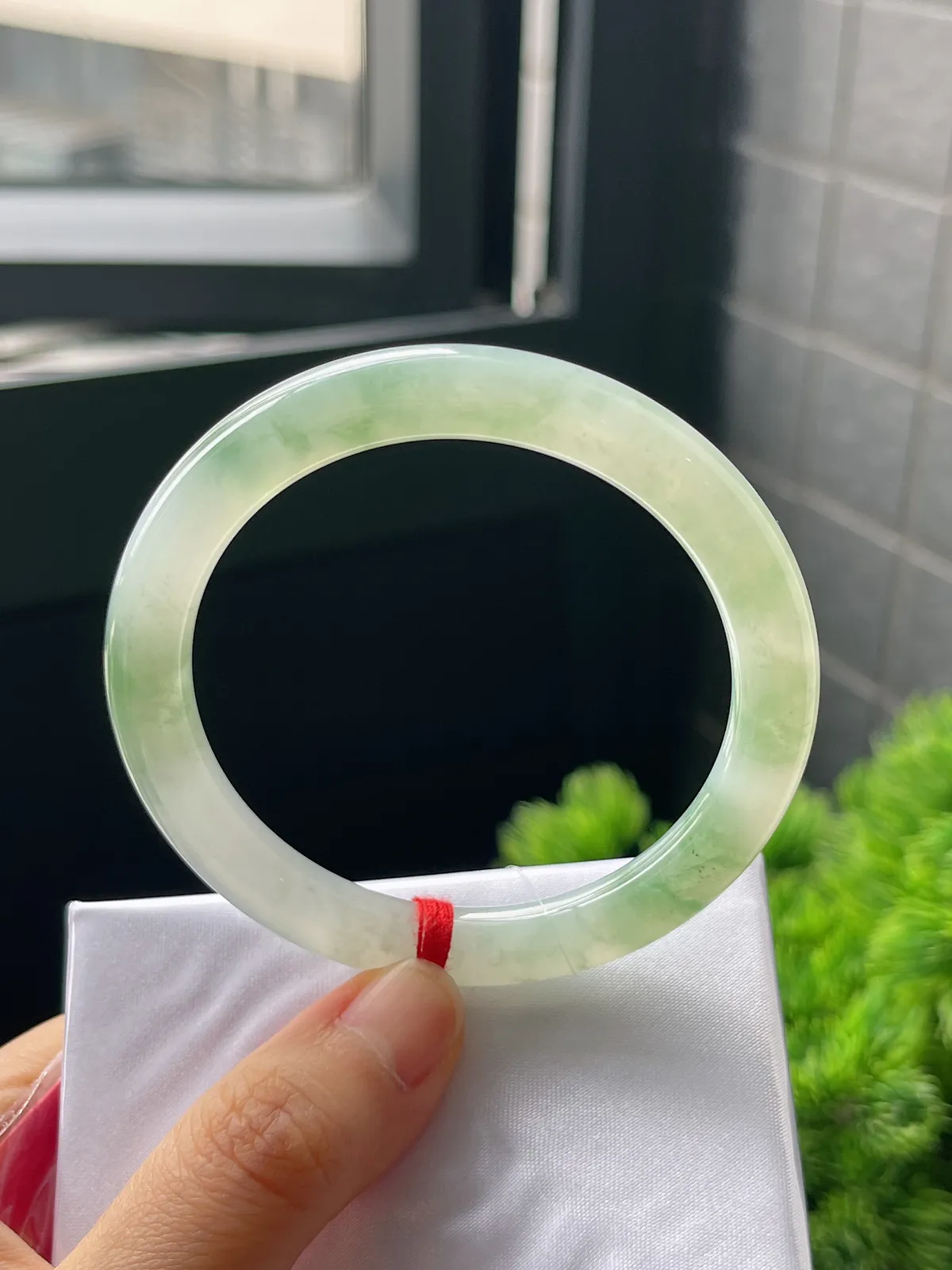 圆镯54圈口，翡翠冰糯种淡绿色手镯