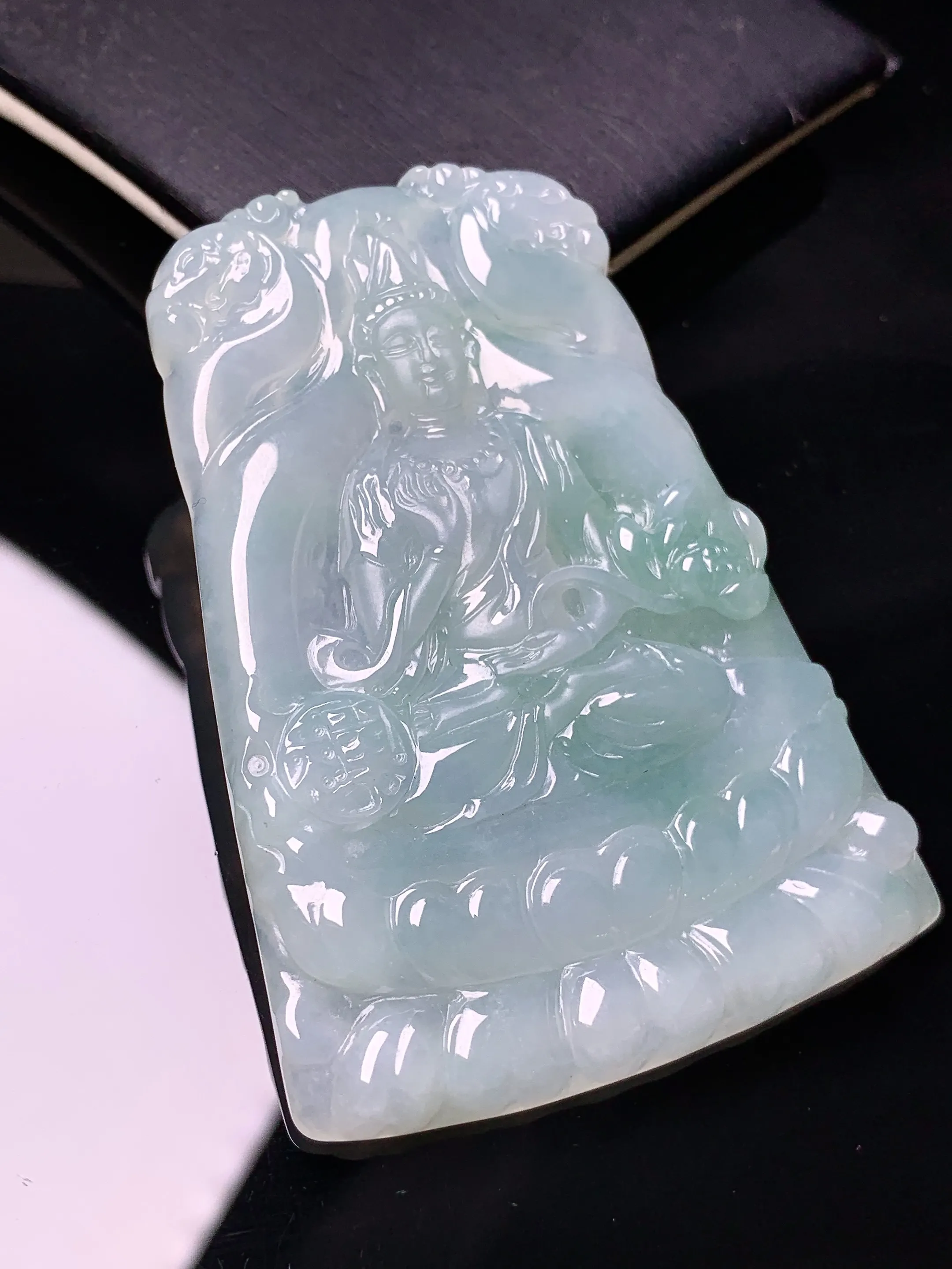 飘绿观音菩萨吊坠 玉质细腻 色泽艳丽清新 整体尺寸62.5*44.6*5.2