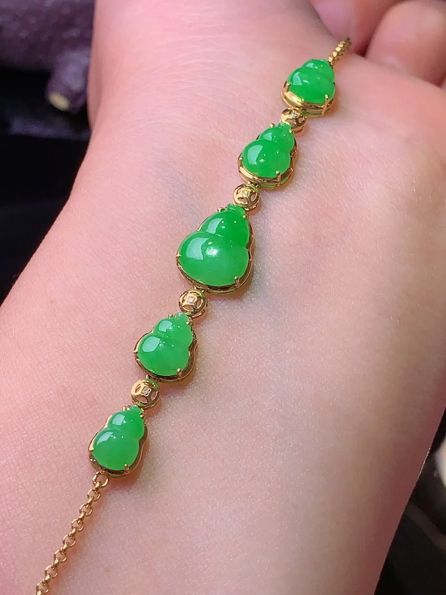 18k金镶嵌翠绿葫芦吊坠 玉质细腻 色泽艳丽清新 整体尺寸64*9*4.3