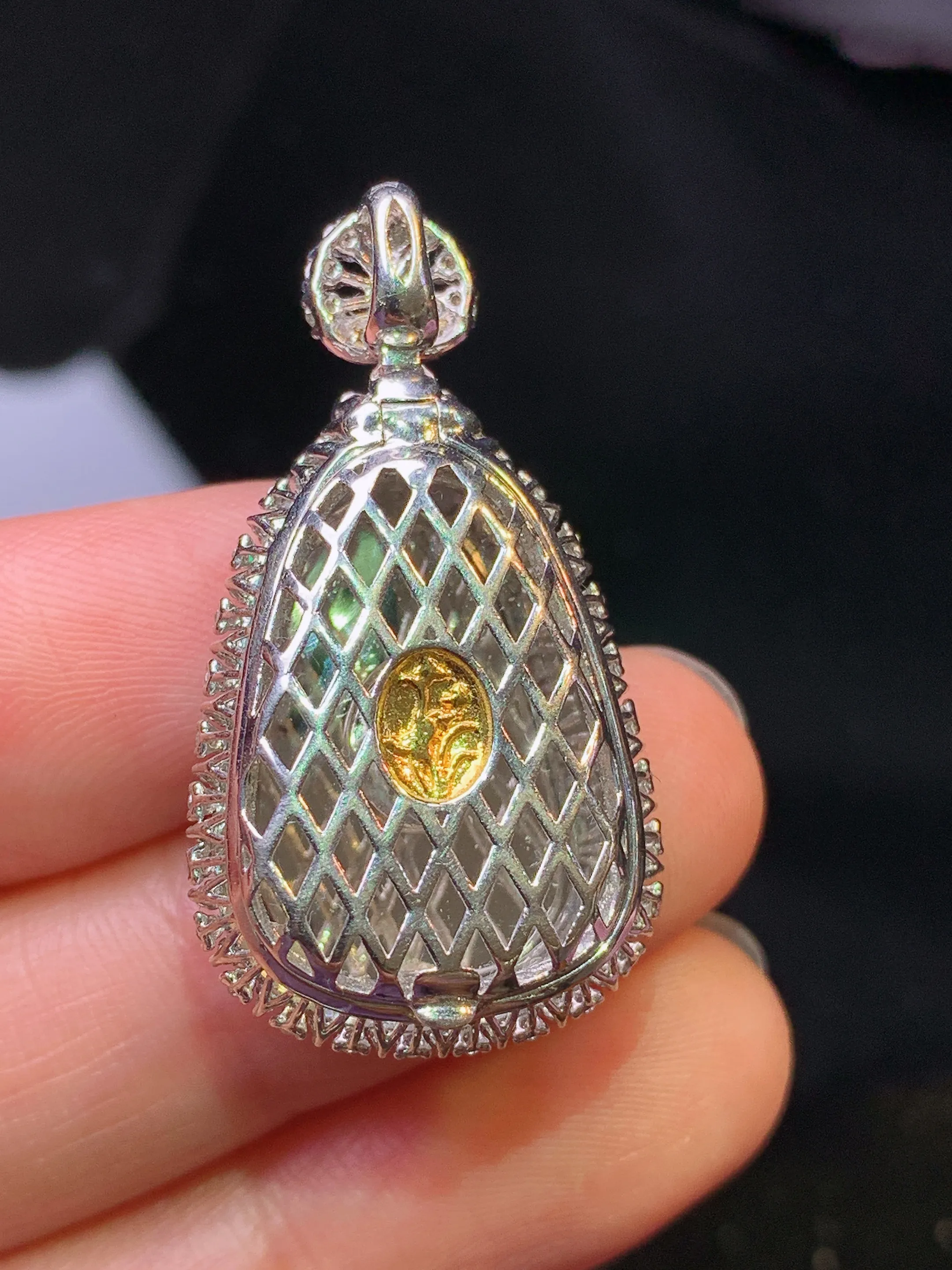 18k金钻镶嵌飘绿如意吊坠 玉质细腻 色泽艳丽清新 整体尺寸33.8*18.3*8.5