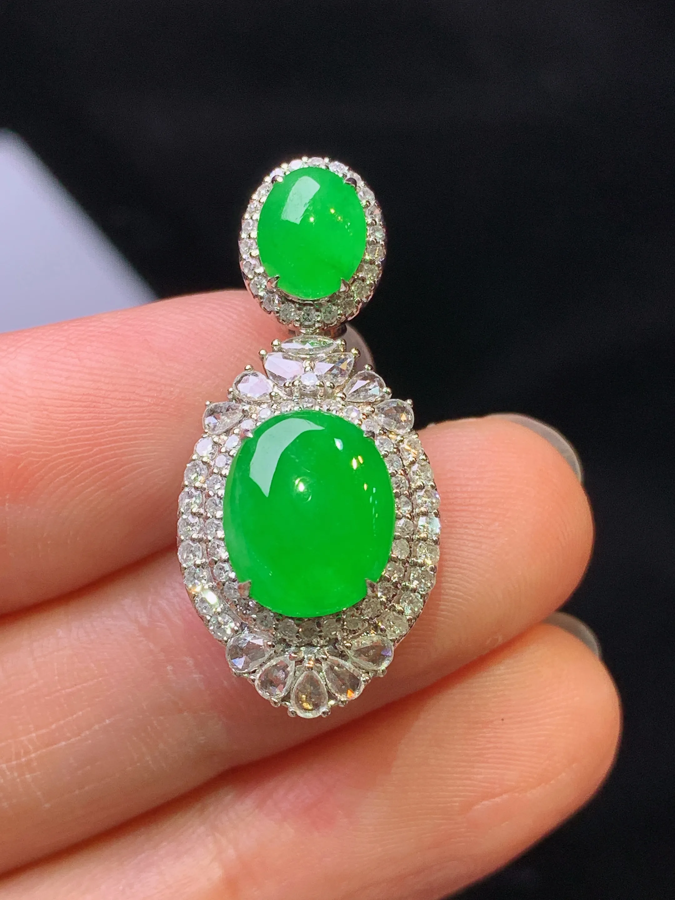 18k金钻镶嵌满绿蛋面吊坠 玉质细腻 色泽艳丽清新 整体尺寸29.2*13.5*10