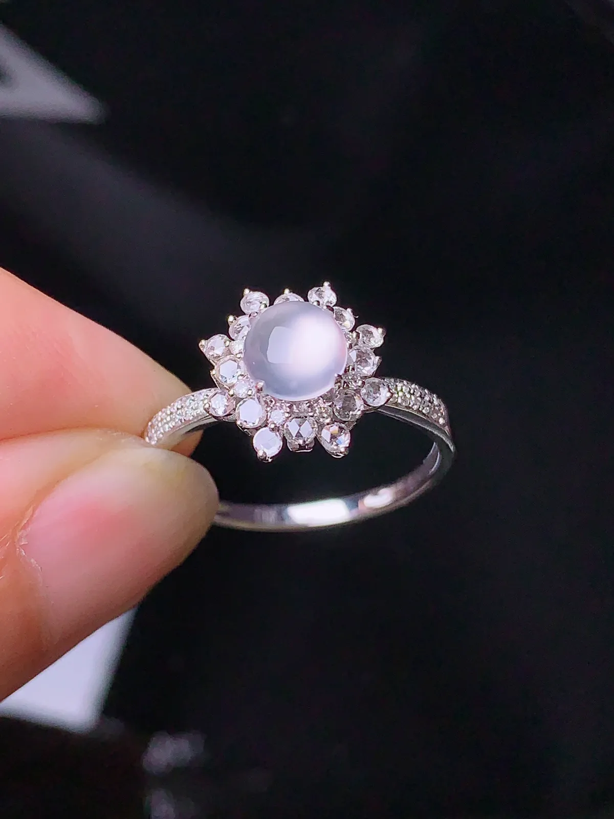 18k金钻镶嵌冰种蛋面戒指 玉质细腻 水润亮眼 圈口14.5 整体尺寸10.6*7