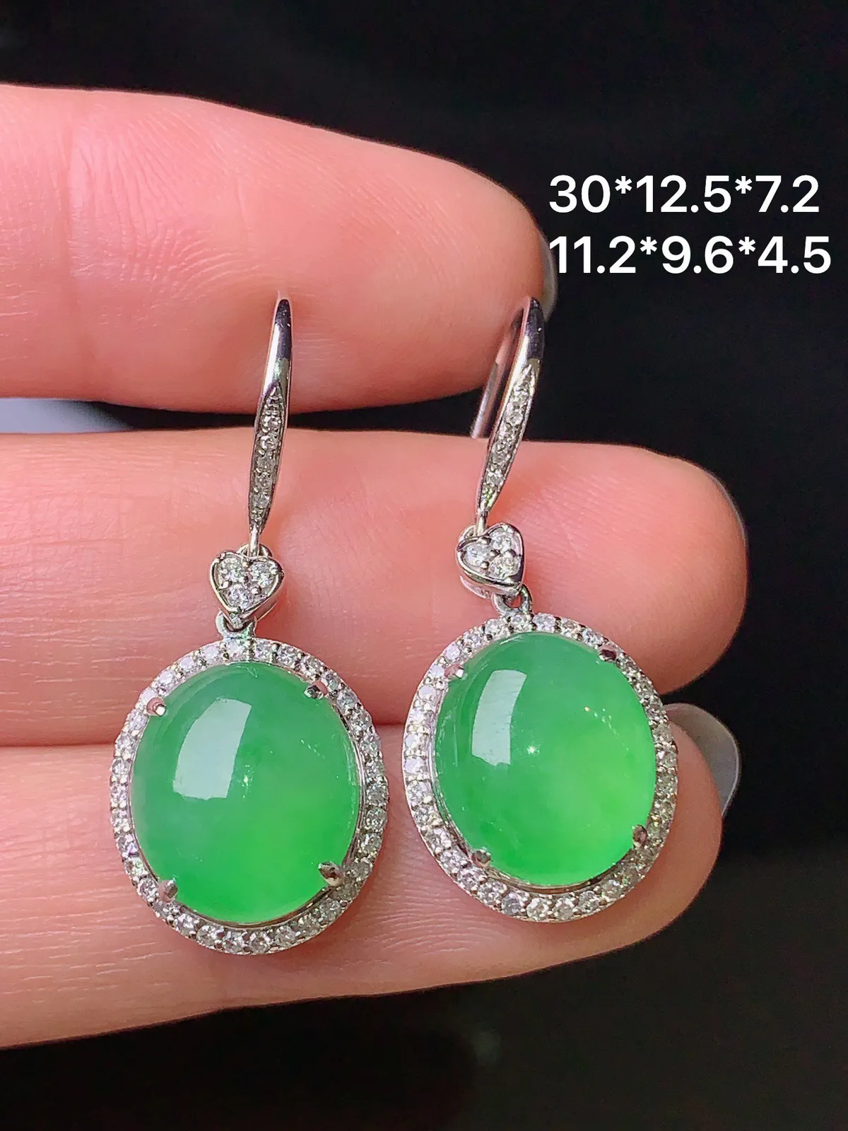 18k金钻镶嵌翠绿蛋面耳坠 玉质细腻 色泽清新艳丽 整体尺寸30*12.5*7.2