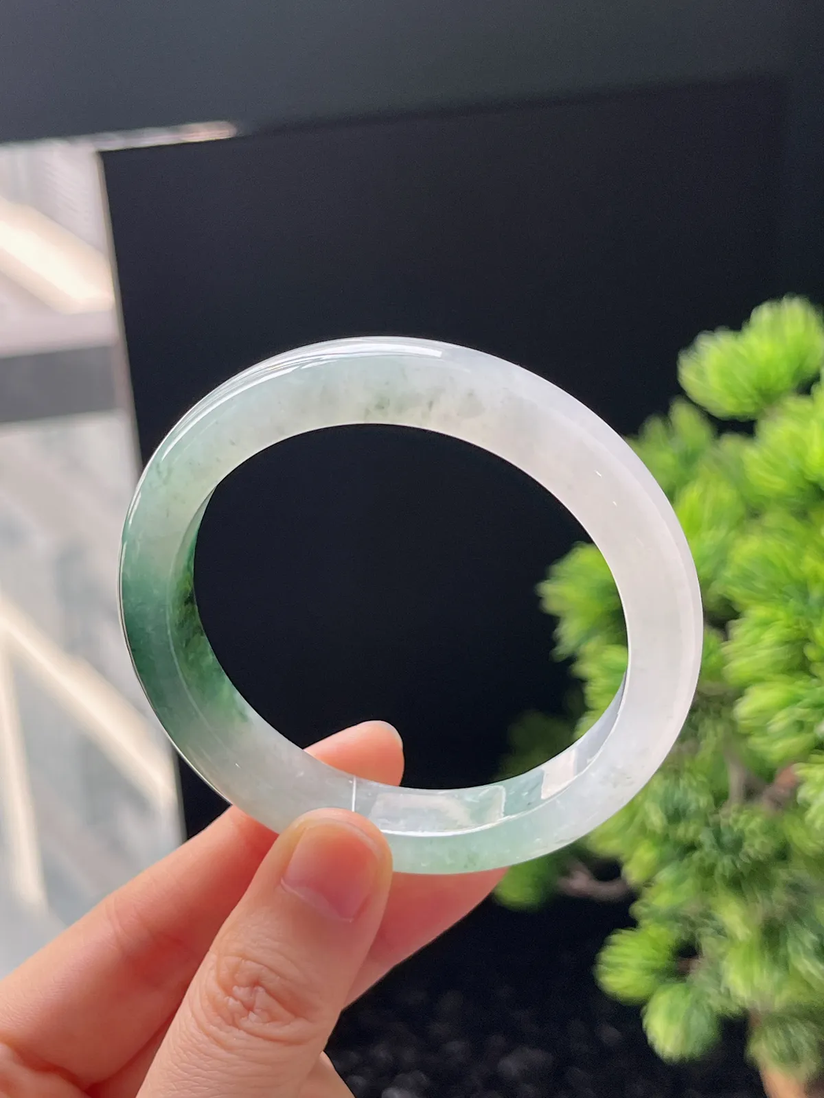 正圈54.5圈口，翡翠冰糯种飘绿手镯