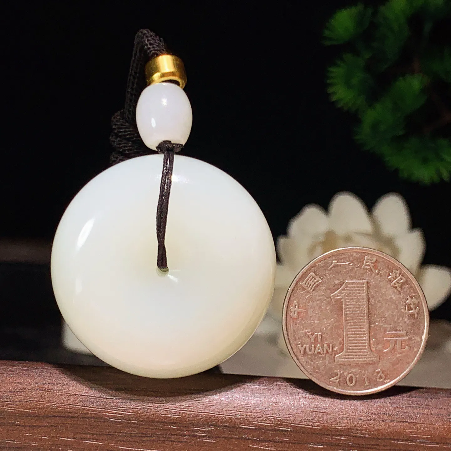 新疆和田玉白玉羊脂白平安扣挂件 尺寸38/15重48克。玉质细腻油润。手推出油。品相大气 lt260202